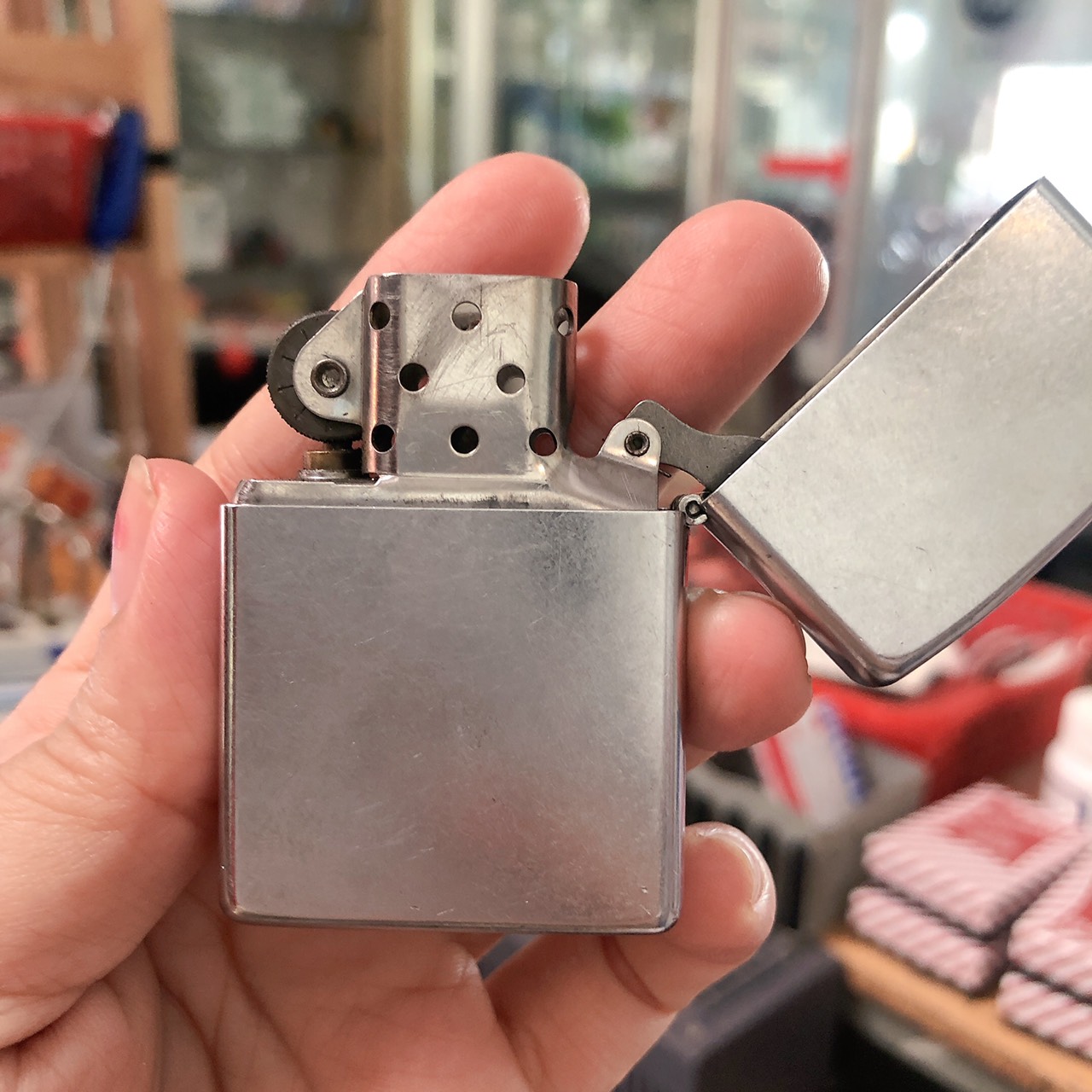Bật lửa Zippo Mỹ  regular street chrome Eblem Bò Cạp Solid Brass đồng nguyên chất, Hàng chính hãng