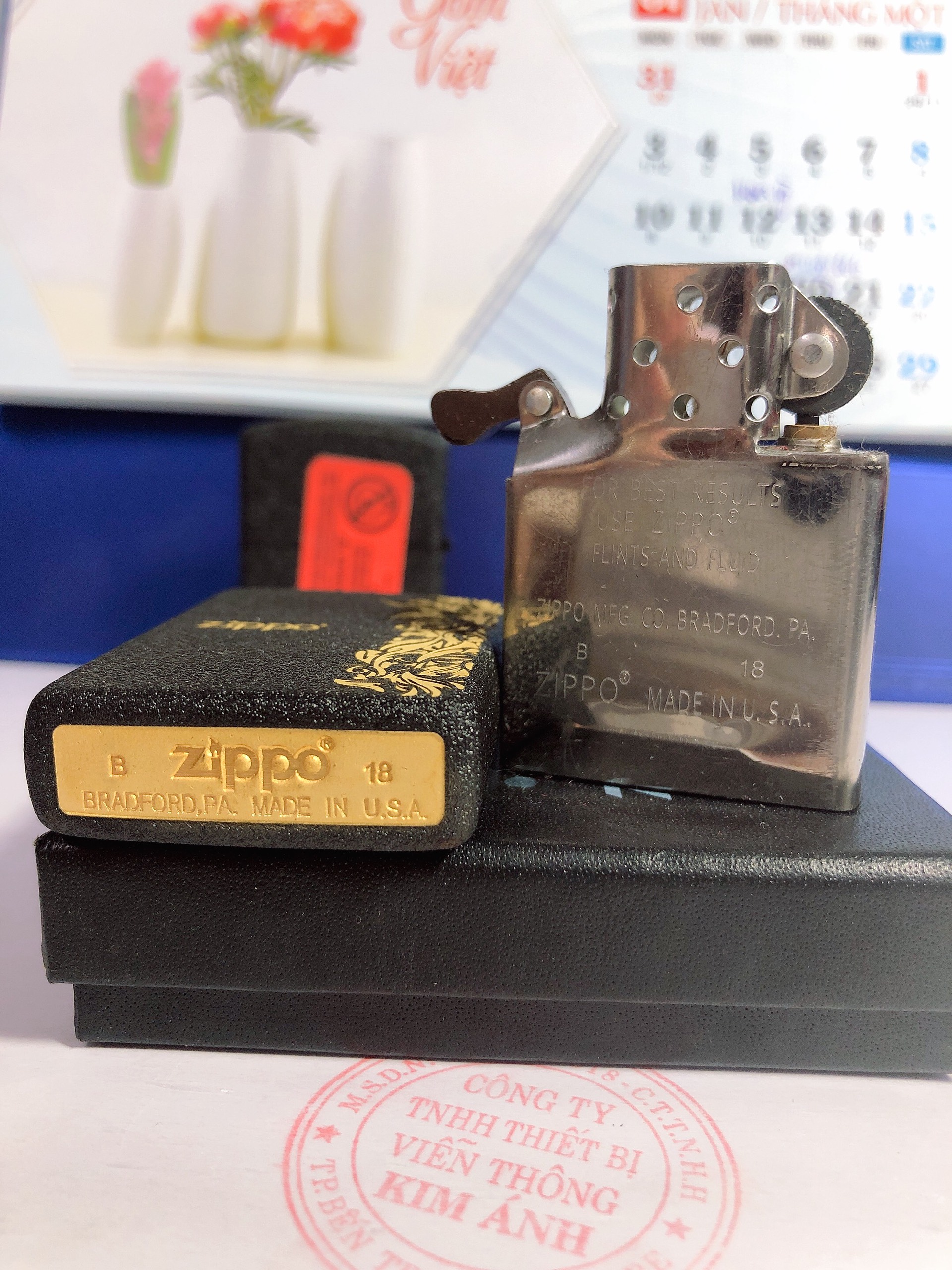Bật lửa Zippo khắc ăn mòn, đổ sơn Hoa Văn màu Đen Bụi loại Nhám, có tem đỏ