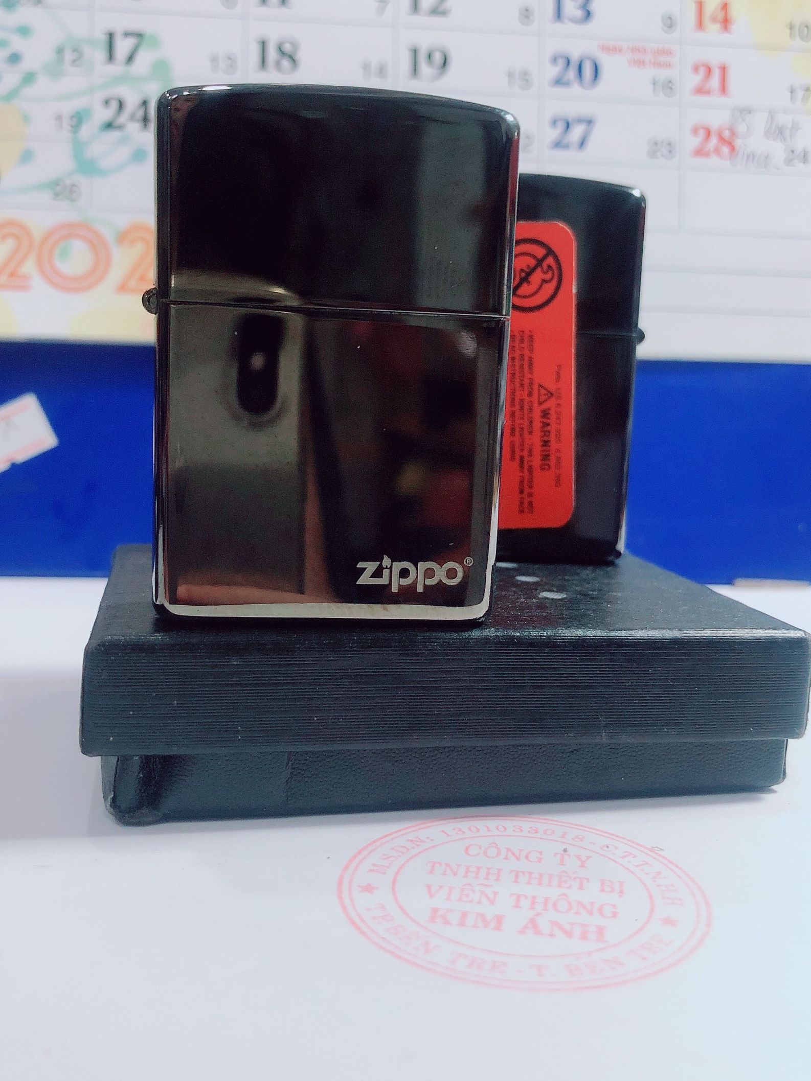 Bật lửa Zippo màu Đen bóng in Logo, Vỏ bằng đồng ruột thép không gỉ có tem đỏ