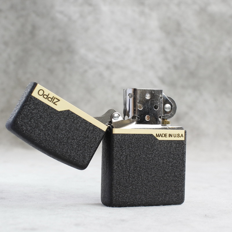 Bật lửa Zippo Mỹ chủ đề Đen Nhám có Logo, Cam kết hàng chính hãng có giấy Hải quan gửi kèm đơn hàng