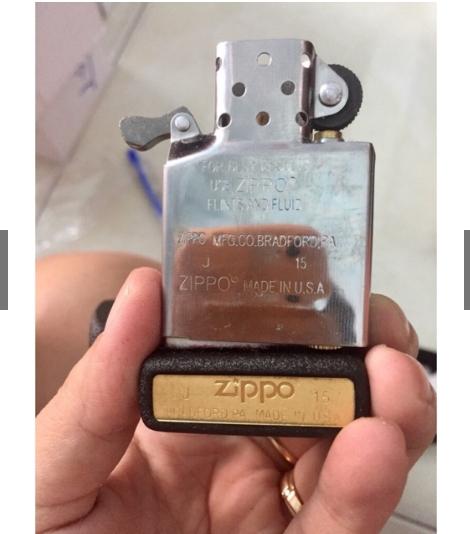 Zippo Đen Bụi Trơn logo main usa - Tem đỏ
