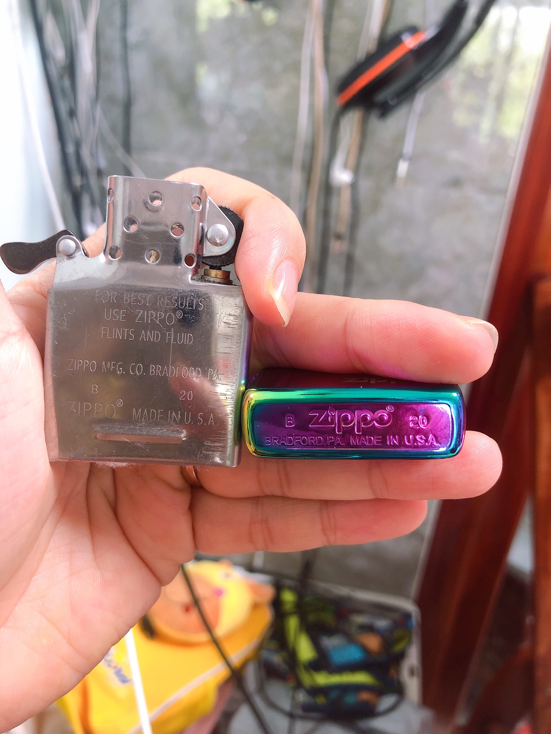Bật Lửa, hộp quẹt Zippo USA Màu Tím Titan (Tím Cầu Vòng - Tím ánh kim, Tím bảy màu) Vỏ bằng đồng có tem đỏ