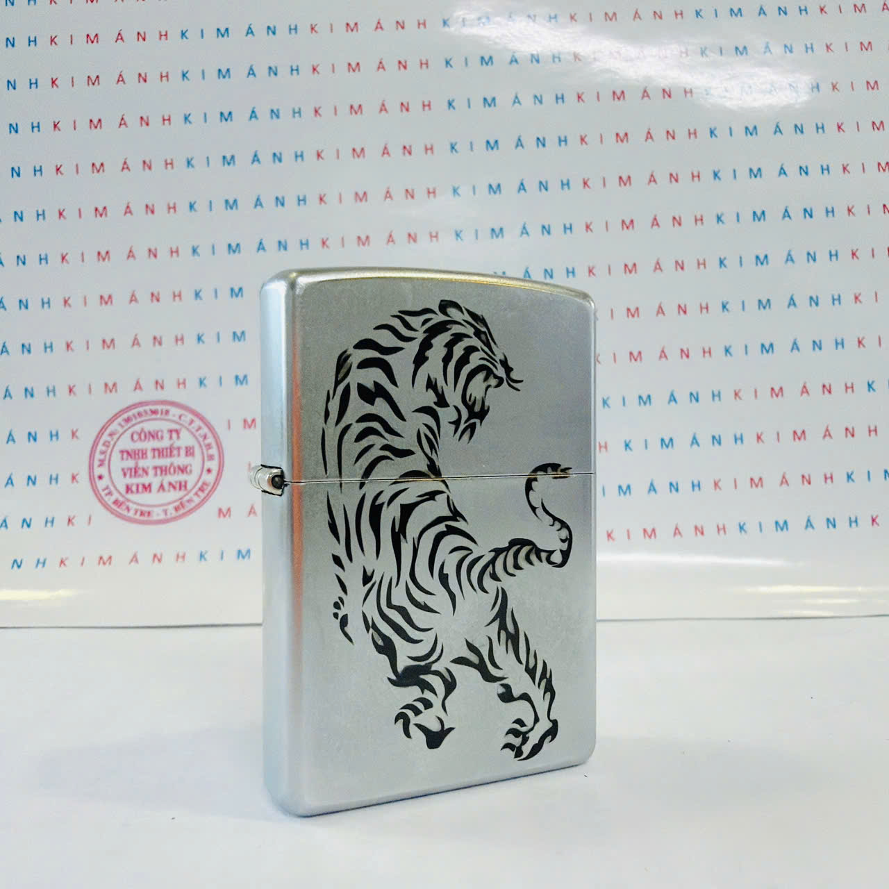 Bật lửa Zippo Mỹ Khắc Ăn Mòn Đổ Sơn Chúa Sơn Lâm, Hàng Chính Hãng Có Giấy Nhập Khẩu Gửi Kèm Theo Đơn Hàng