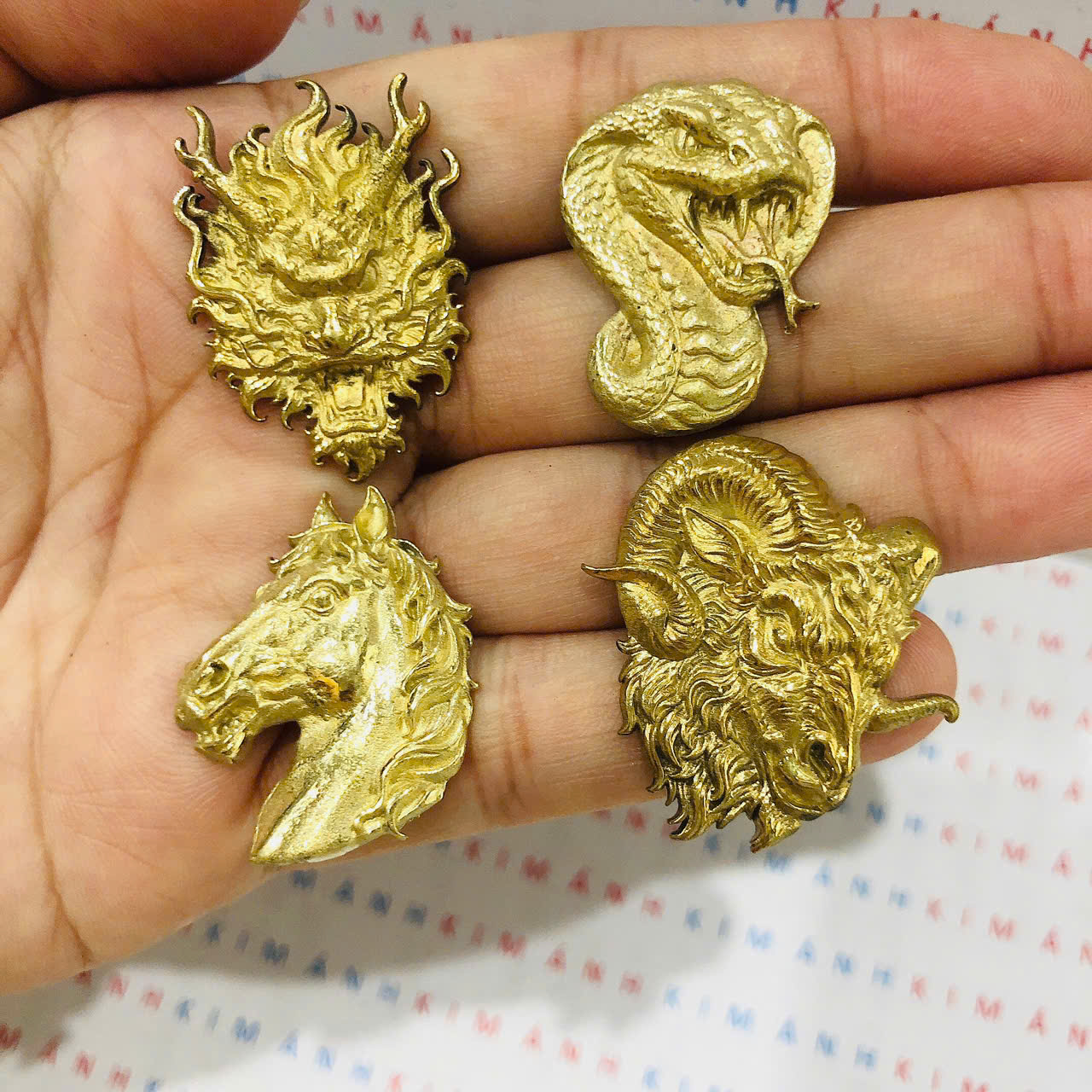 Eblem dán trang trí Zippo chủ đề 12 con giáp, chất liệu hợp đồng nguyên chất, hàng chuẩn zin Mỹ