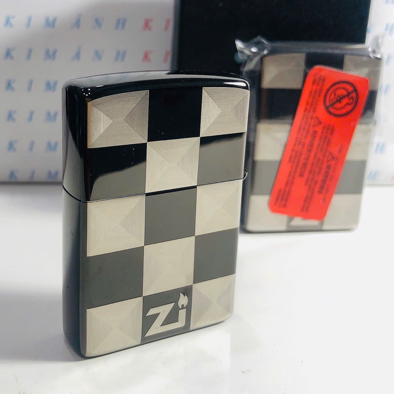 Hộp quẹt, bật lửa ZIPPO màu đen kẻ Caro, Kim Ánh nhập hàng cao cấp vỏ bằng đồng có dán tem đỏ