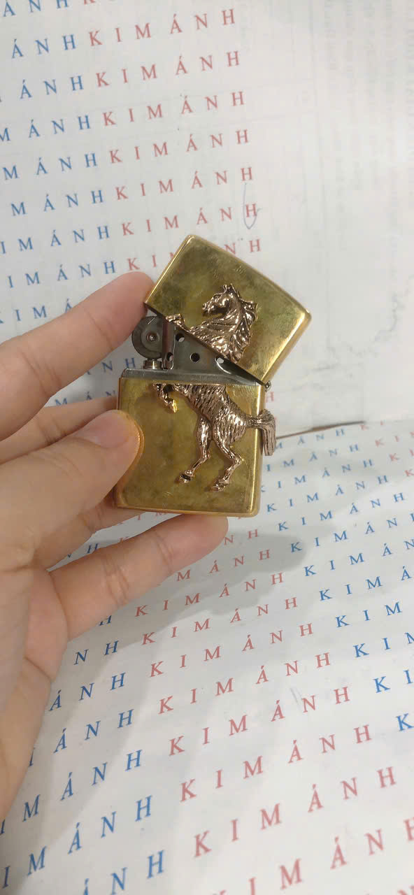 Miếng dán Eblem trang trí Zippo chủ đề Chiến Mã chất liệu hợp kim nhôm, hàng chuẩn zin nhập Mỹ