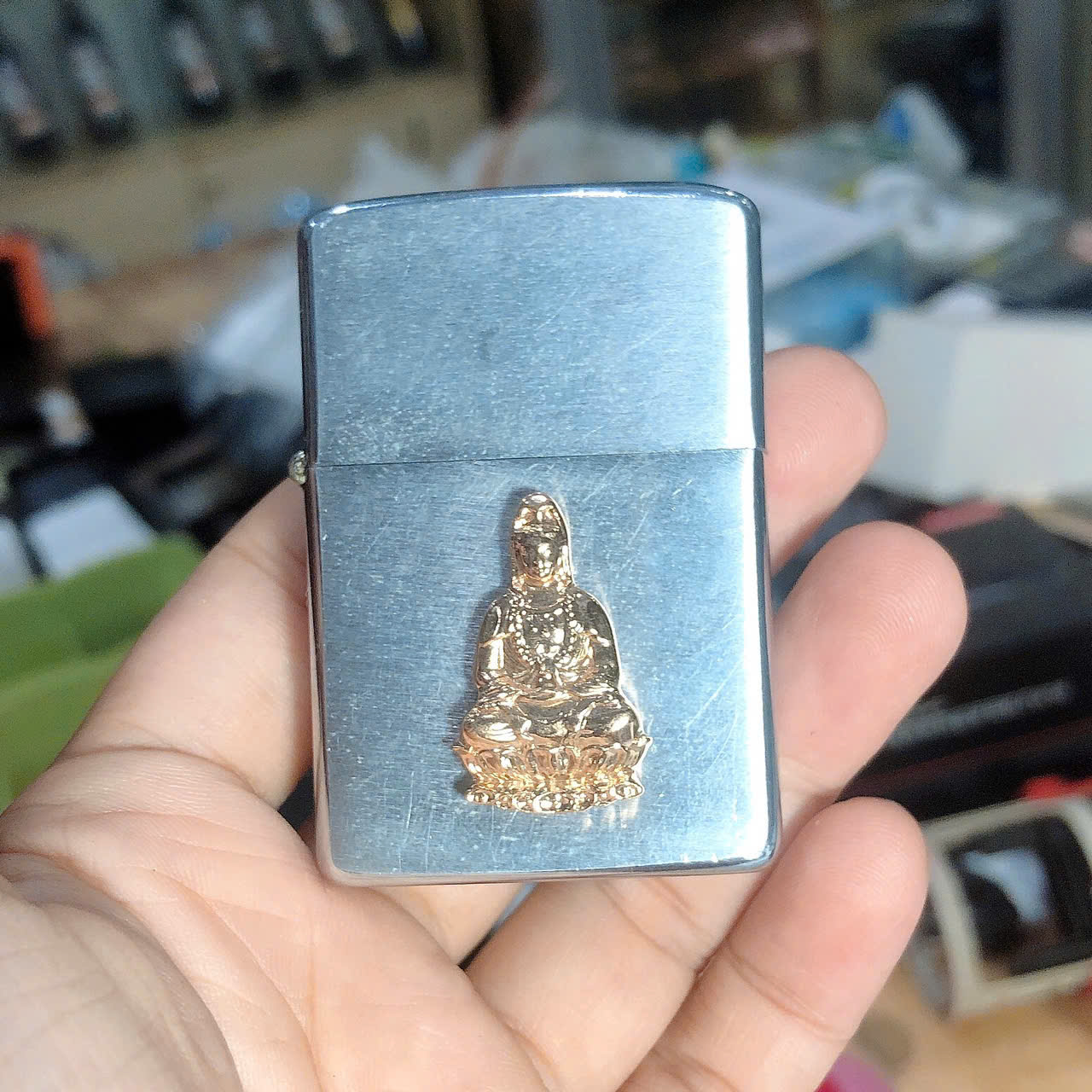 Eblem dán trang trí Zippo chủ đề Phật Quan Âm chất liệu Bạc mạ Chrome màu vàng bóng, chuẩn zin hãng sản xuất