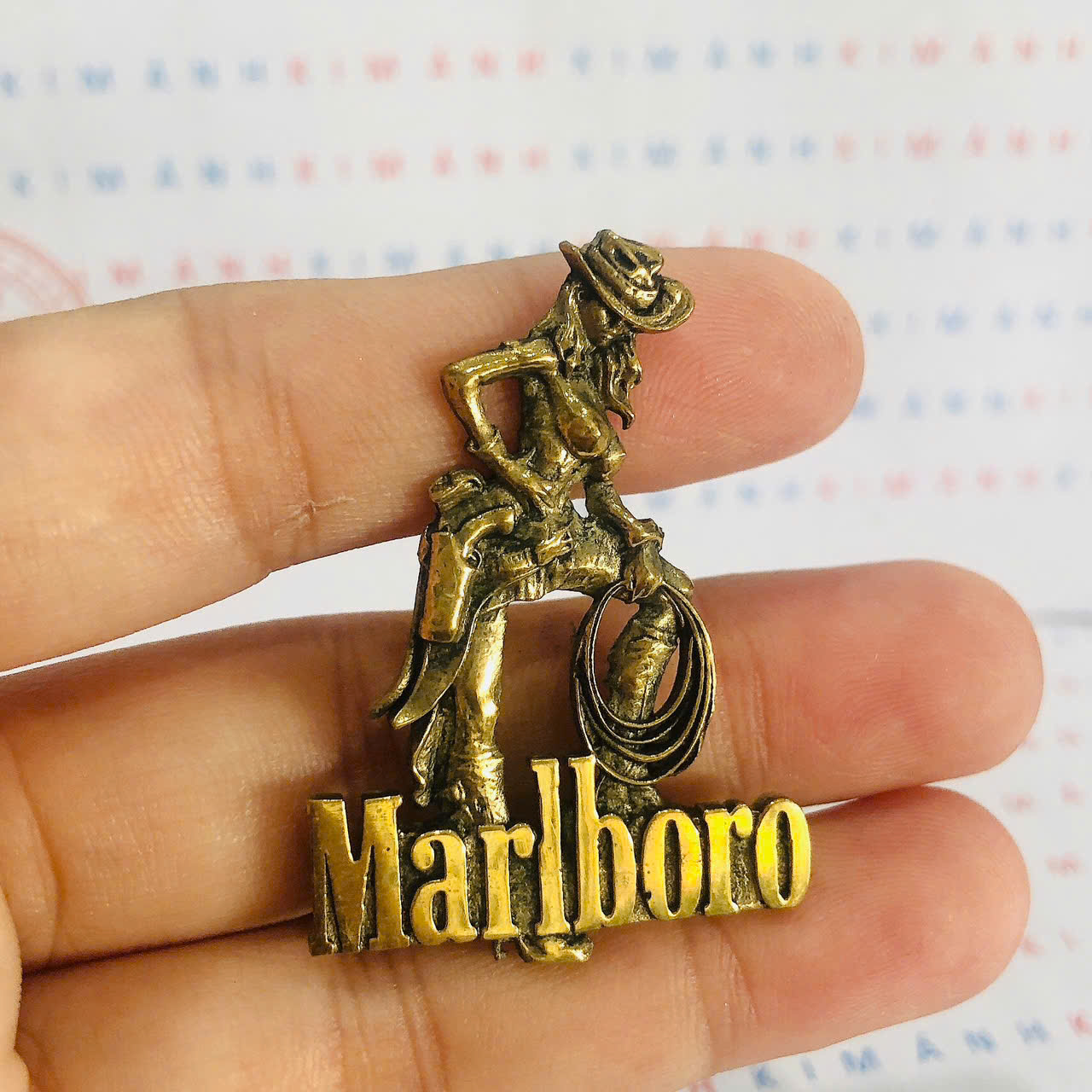 Miếng dán Eblem trang trí Zip po chủ đề Cô gái Marlboro cầm dây, chất liệu đồng thau Solid Brass, hàng chuẩn zin Mỹ