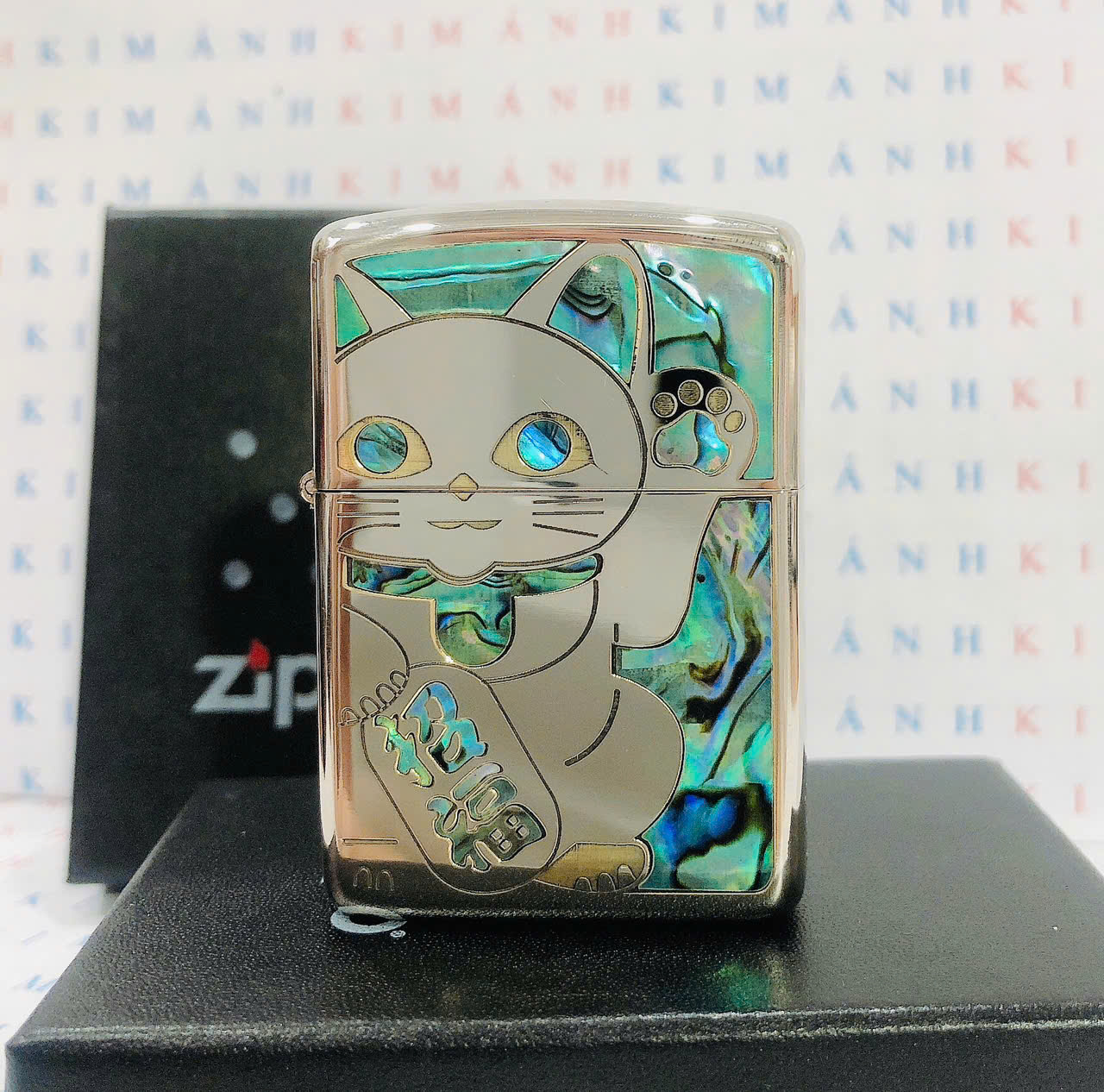 Hộp quẹt Zippo Armor khắc chìm cẩn xà cừ Mèo Thần Tài trên nền bạc bóng, hàng cao cấp vỏ bằng đồng có tem đỏ