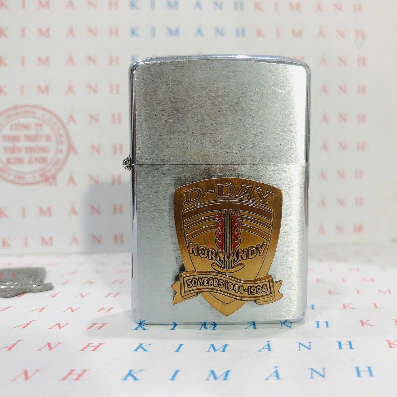 Eblem dán trang trí Zippo chủ đề D-DAY, chất liệu hợp kim, hàng chuẩn zin Mỹ