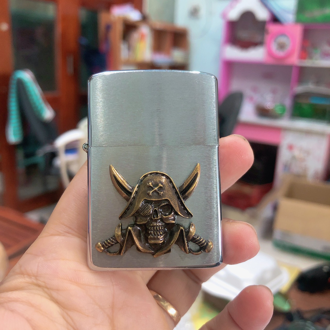 Eblem dán trang trí Zippo Mỹ chủ đề Hải Tặc, chất liệu Đồng thau Solid Brass