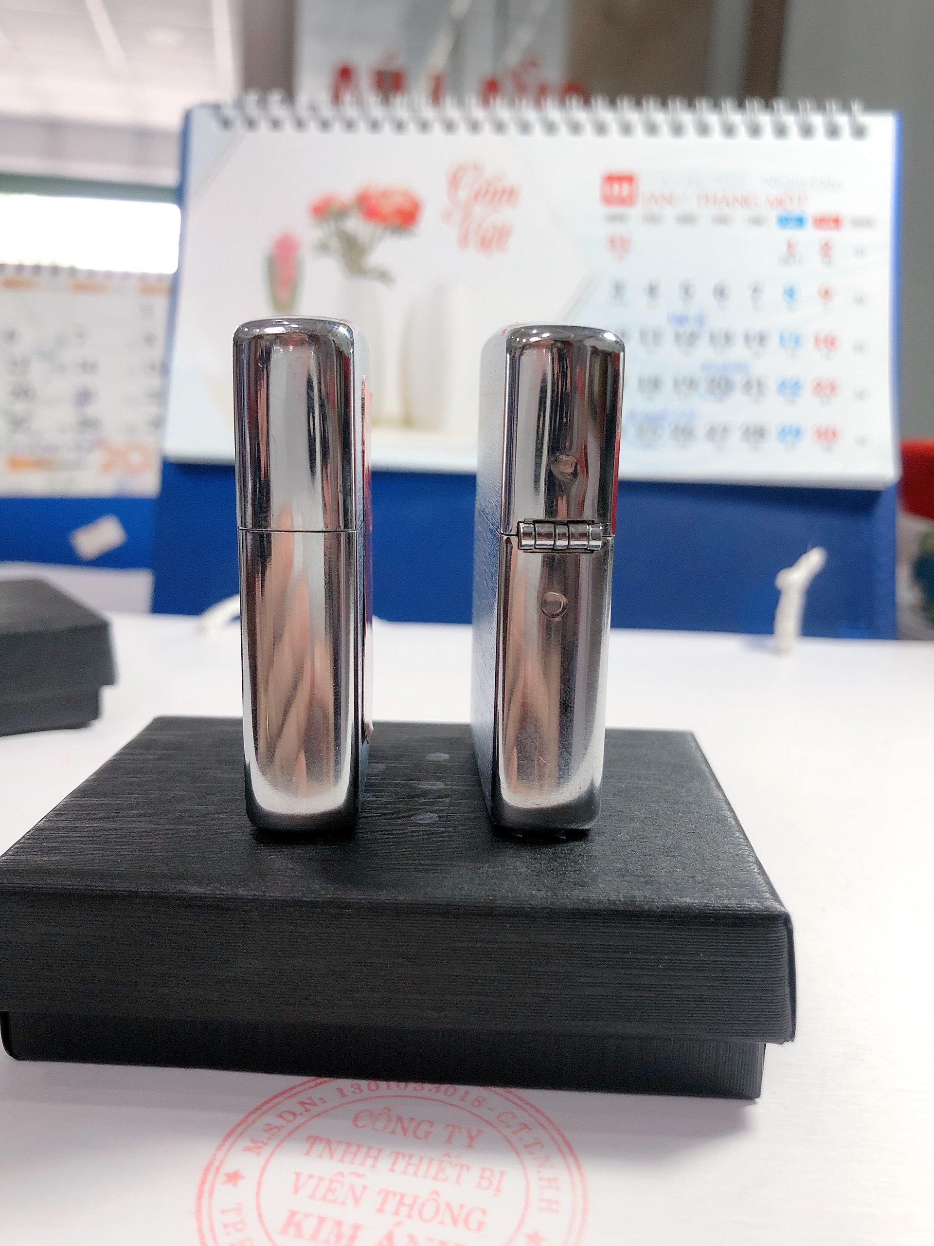 Bật lửa Zippo Bạc loại Xước ngang, vỏ đồng có tem đỏ