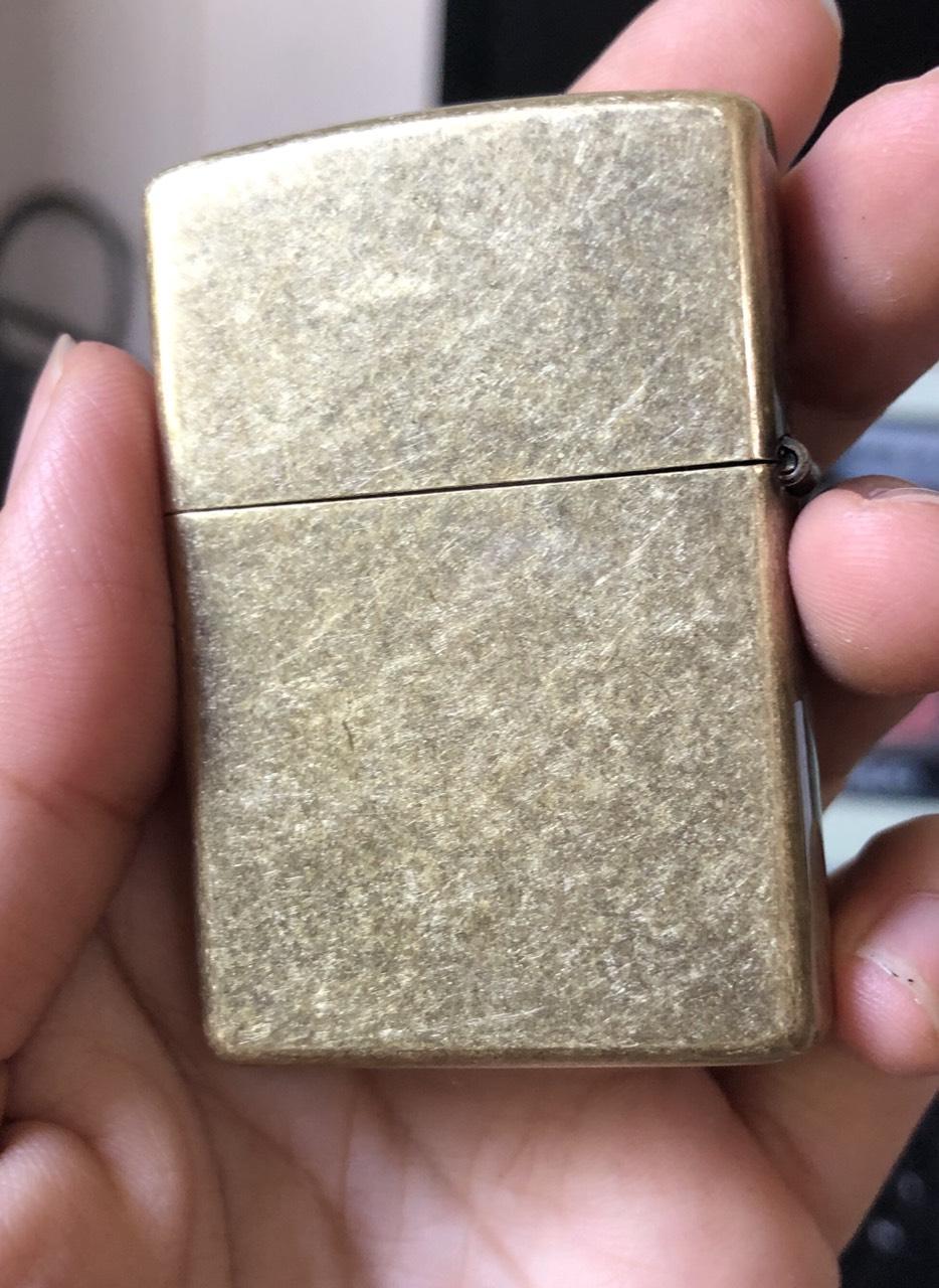 Bật lửa Zippo Marlboro Màu vàng loại giả cổ - Vỏ đồng có tem đỏ