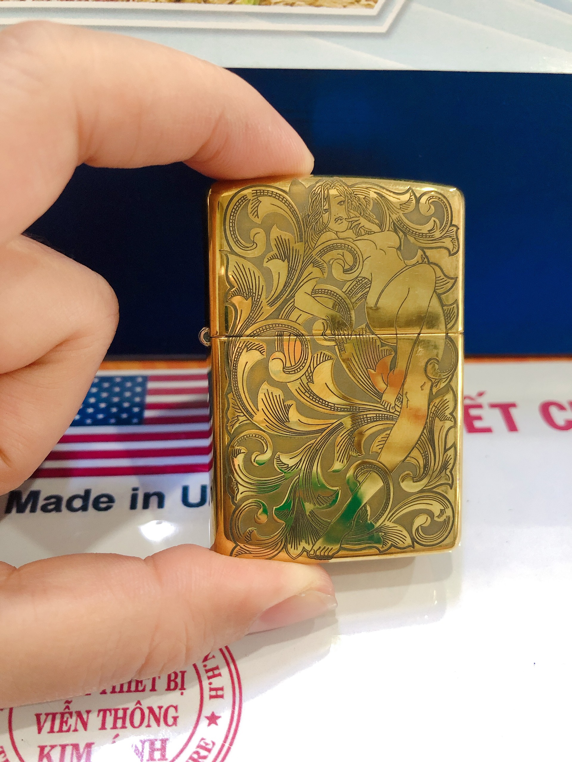 Bật lửa Zippo Mỹ high polish brass Khắc ăn mòn chủ đề Thiếu Nữ, Hàng chính hãng