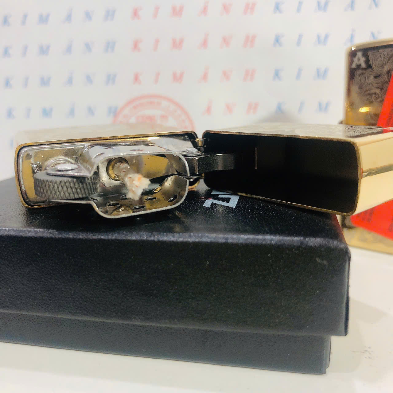 Hộp quẹt, bật lửa ZIPPO chủ bài Át Bích màu vàng, Kim Ánh nhập hàng cao cấp vỏ bằng đồng có dán tem đỏ