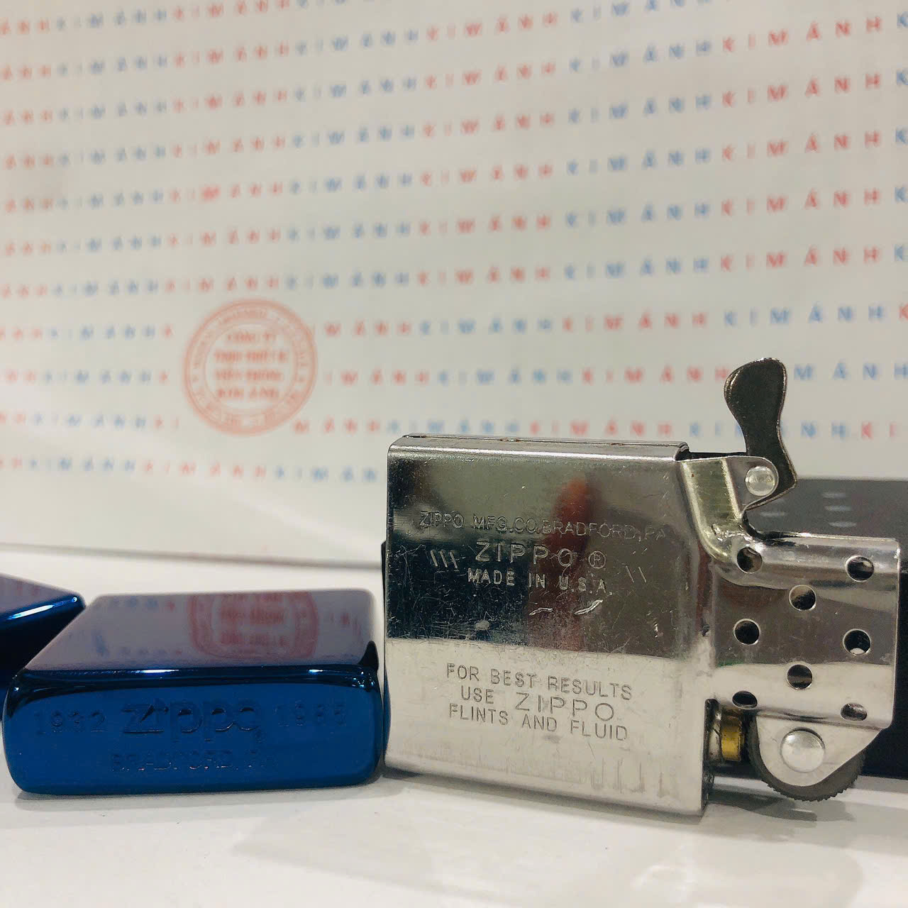 Bật lửa, hộp quẹt ZIPPO màu Xanh Chu niên loại trơn bóng, Kim Ánh nhập hàng cao cấp vỏ bằng đồng có dán tem đỏ