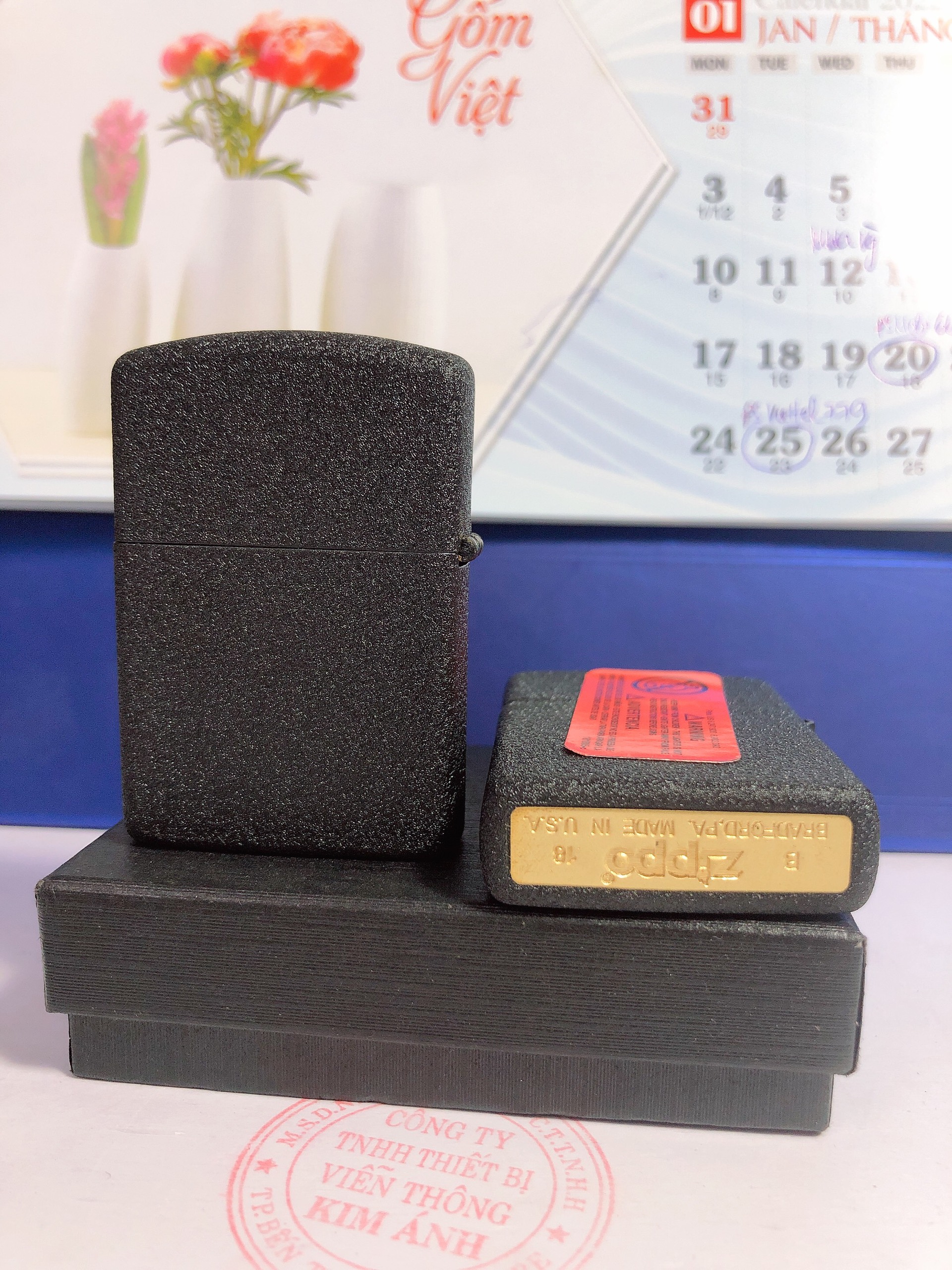 BÂT LỬA ZIPPO MẪU ĐÔI CÁNH THIÊN THẦN LOẠI ĐEN BỤI NHÁM, CÓ TEM ĐỎ