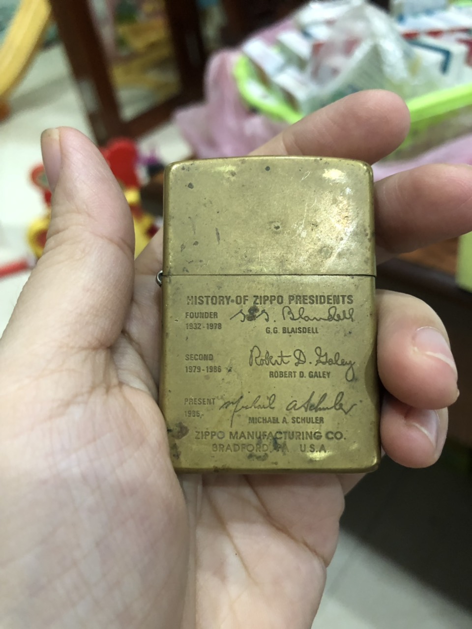ZIPPO MỸ BRASS - ĐAY LỒI- CHỦ ĐỀ CHỮ KÝ GIÁM ĐỐC TY ZIPPO QUA CÁC GIAI ĐOẠN