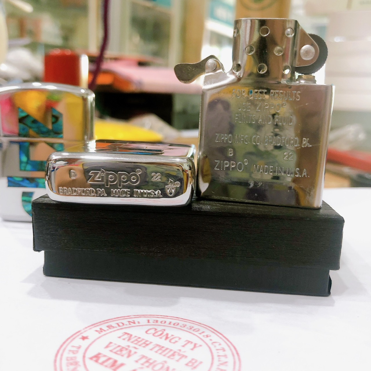 Hộp quẹt, bật lửa Zippo Armor vỏ dầy khắc ăn mòn khảm xà cừ chữ ZIP, Vỏ bằng đồng có tem đỏ