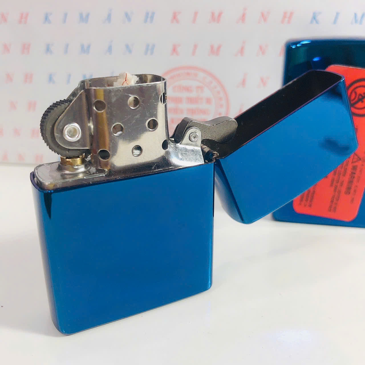 Hộp quẹt ZIPPO mẫu Hoa Văn màu Xanh trên nền trơn bóng, Kim Ánh nhập hàng cao cấp vỏ bằng đồng có dán tem đỏ