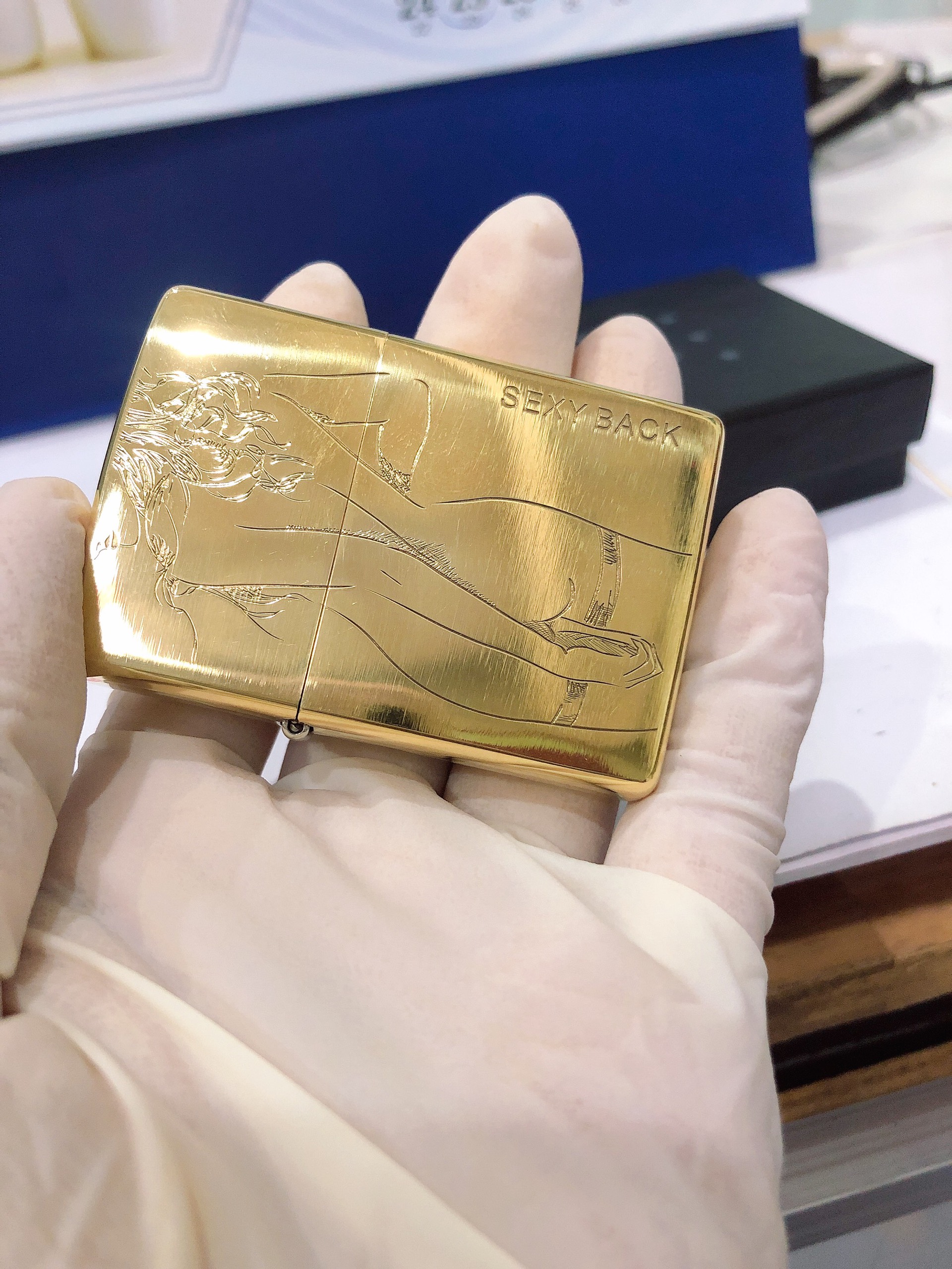 Bật lửa Zippo Mỹ Brushed Brass Khắc ăn mòn chủ đề BODY BACK, Hàng chính hãng