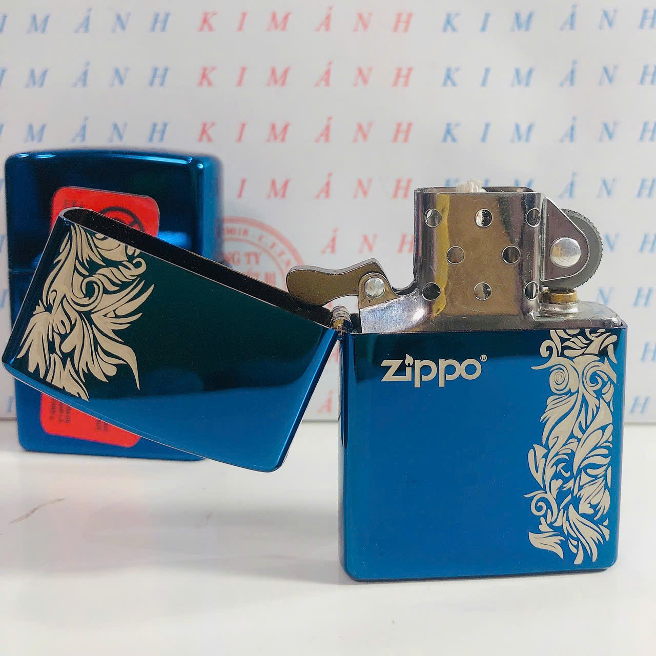 Hộp quẹt ZIPPO mẫu Hoa Văn màu Xanh trên nền trơn bóng, Kim Ánh nhập hàng cao cấp vỏ bằng đồng có dán tem đỏ