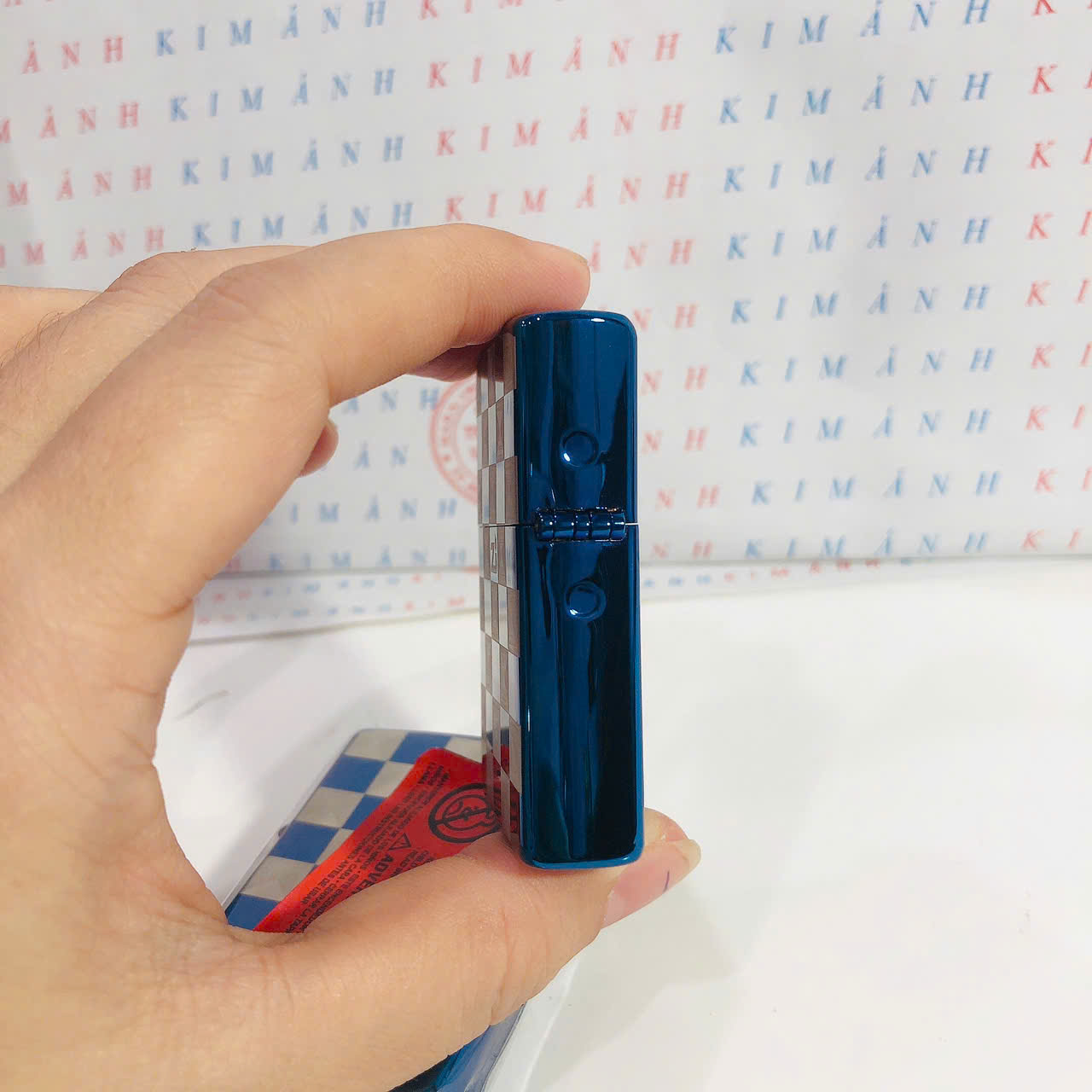 Hộp quẹt, bật lửa ZIPPO chủ đề Xanh kẻ Caro, Kim Ánh nhập hàng cao cấp vỏ bằng đồng có dán tem đỏ