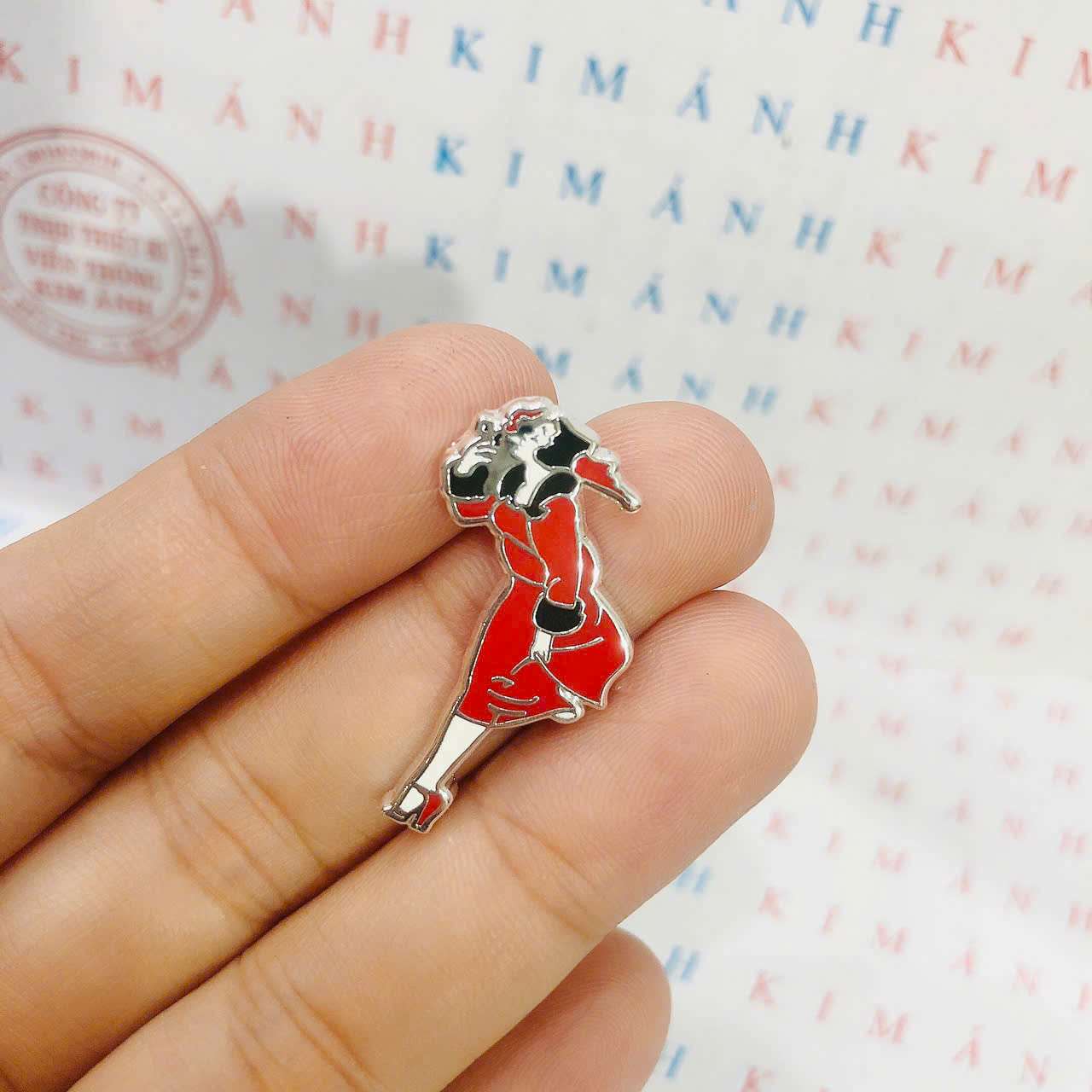 Eblem dán trang trí Zippo chủ đề Windy Girl ( cô gái gió) phủ sơn màu đỏ, chất liệu hợp kim nhôm, hàng chuẩn zin Mỹ