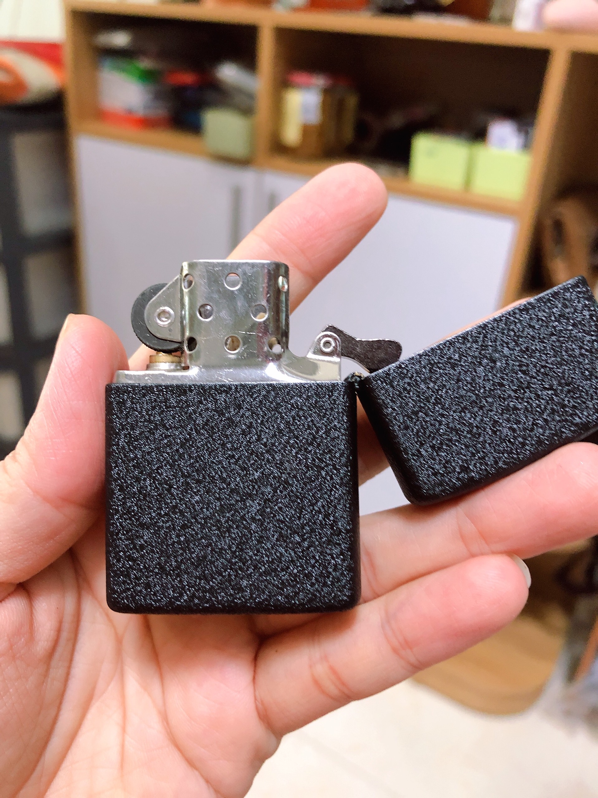 Bật Lửa Zippo Mẫu Đầu Lâu Đen Bụi, Vỏ đồng có tem đỏ