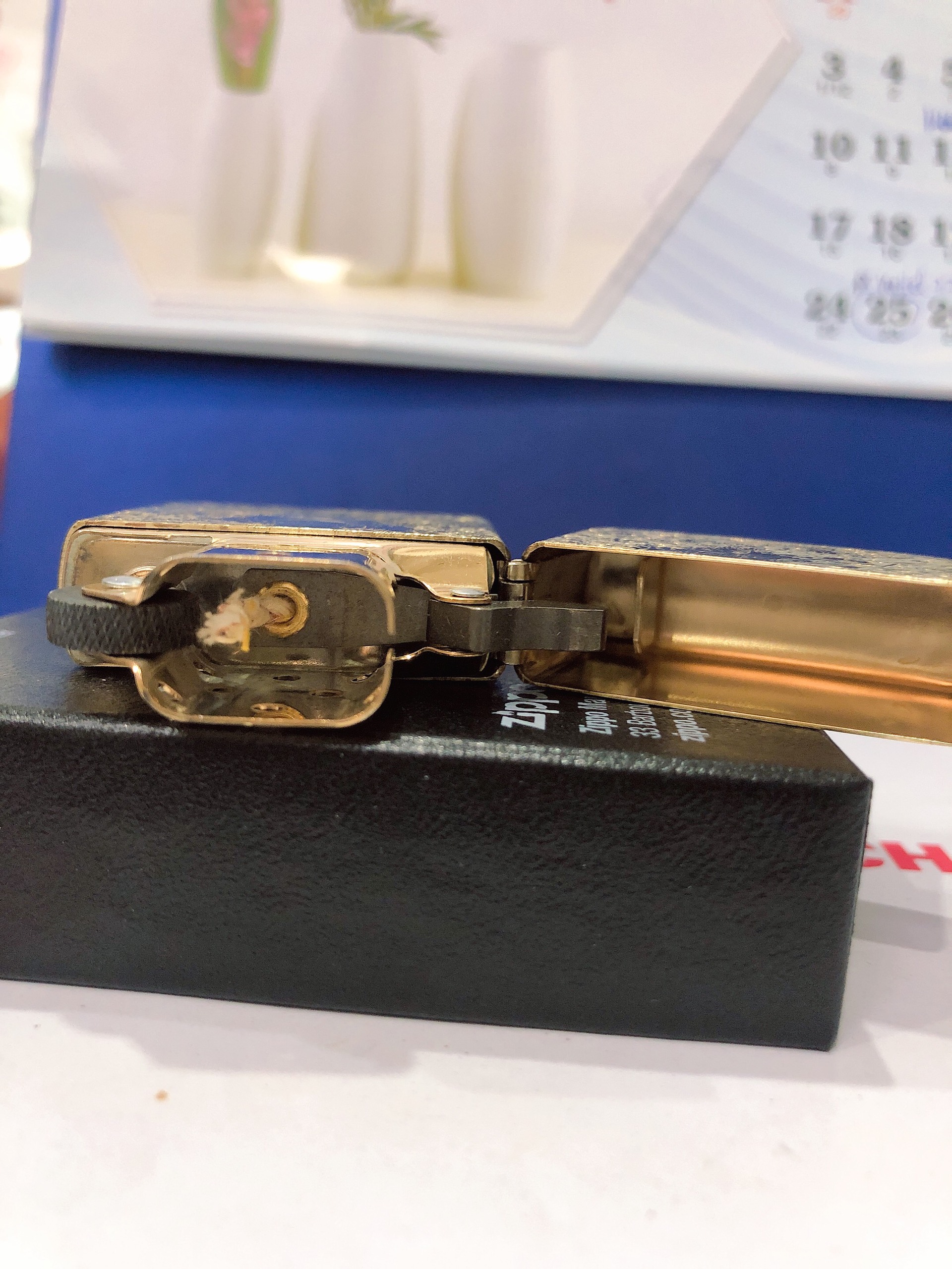 Bật lửa Zippo Mỹ  Brushed Brass Khắc ăn mòn chủ đề Sư Tử Mắt Hoa, mã 204B, Hàng chính hãng