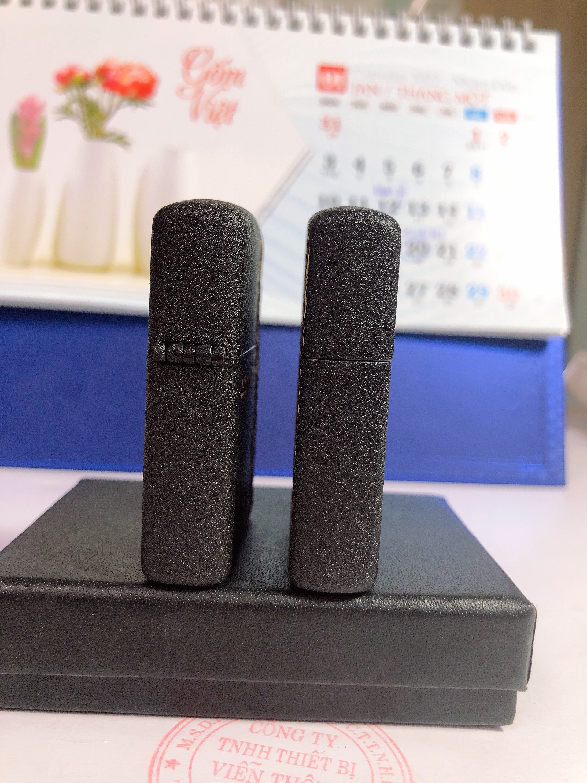 Bật lửa Zippo khắc ăn mòn, đổ sơn Hoa Văn màu Đen Bụi loại Nhám, có tem đỏ
