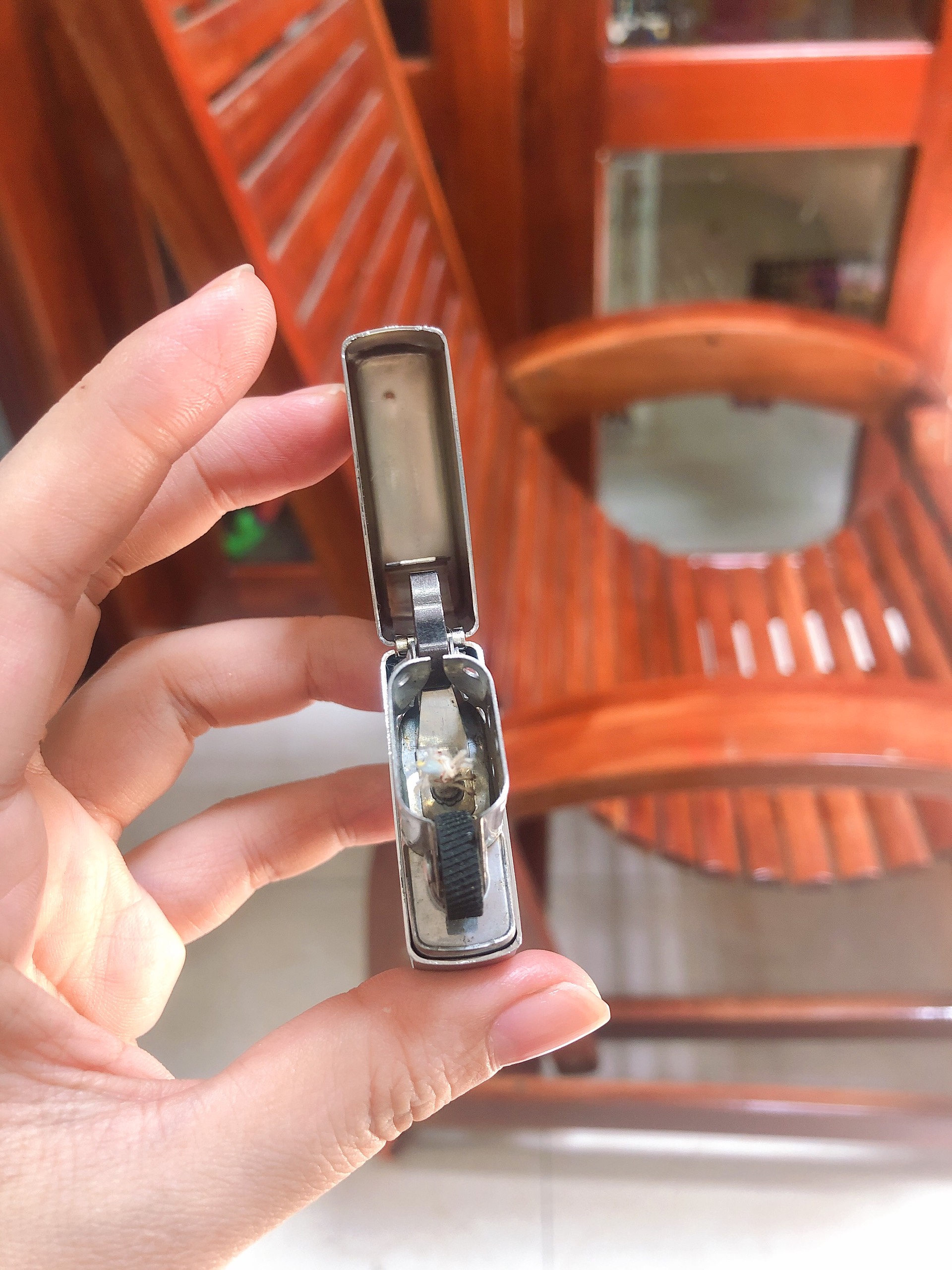 Bật lửa, hộp quẹt Zippo USA, Màu Trắng Bạc Loại Trơn Bóng, Vỏ bằng đồng ruột thép không gỉ có tem đỏ