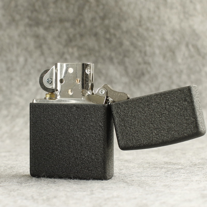 Quẹt Zippo MỸ Black Crackle mã 236 khắc ăn mòn đổ sơn chủ đề Cây Phú Quý , Hàng chính hãng