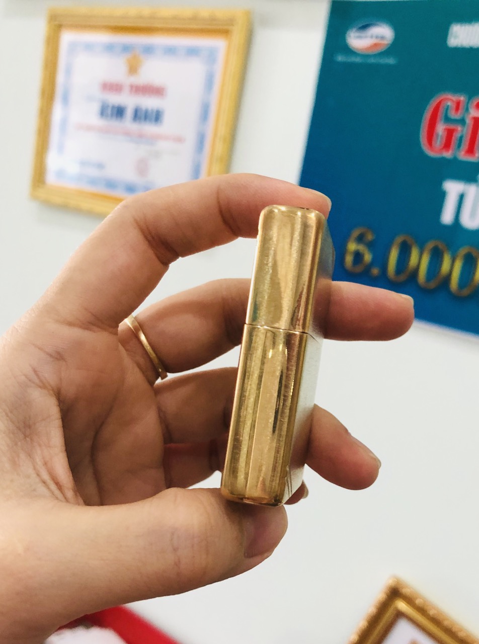 Bật lửa ZIPPO MỸ Vintage Brushed Brass,BẢN CHẠT GÓC- ĐẦU BẰNG - ĐÍT BẰNG, Cam kết hàng chính hãng có giấy nhập khẩu