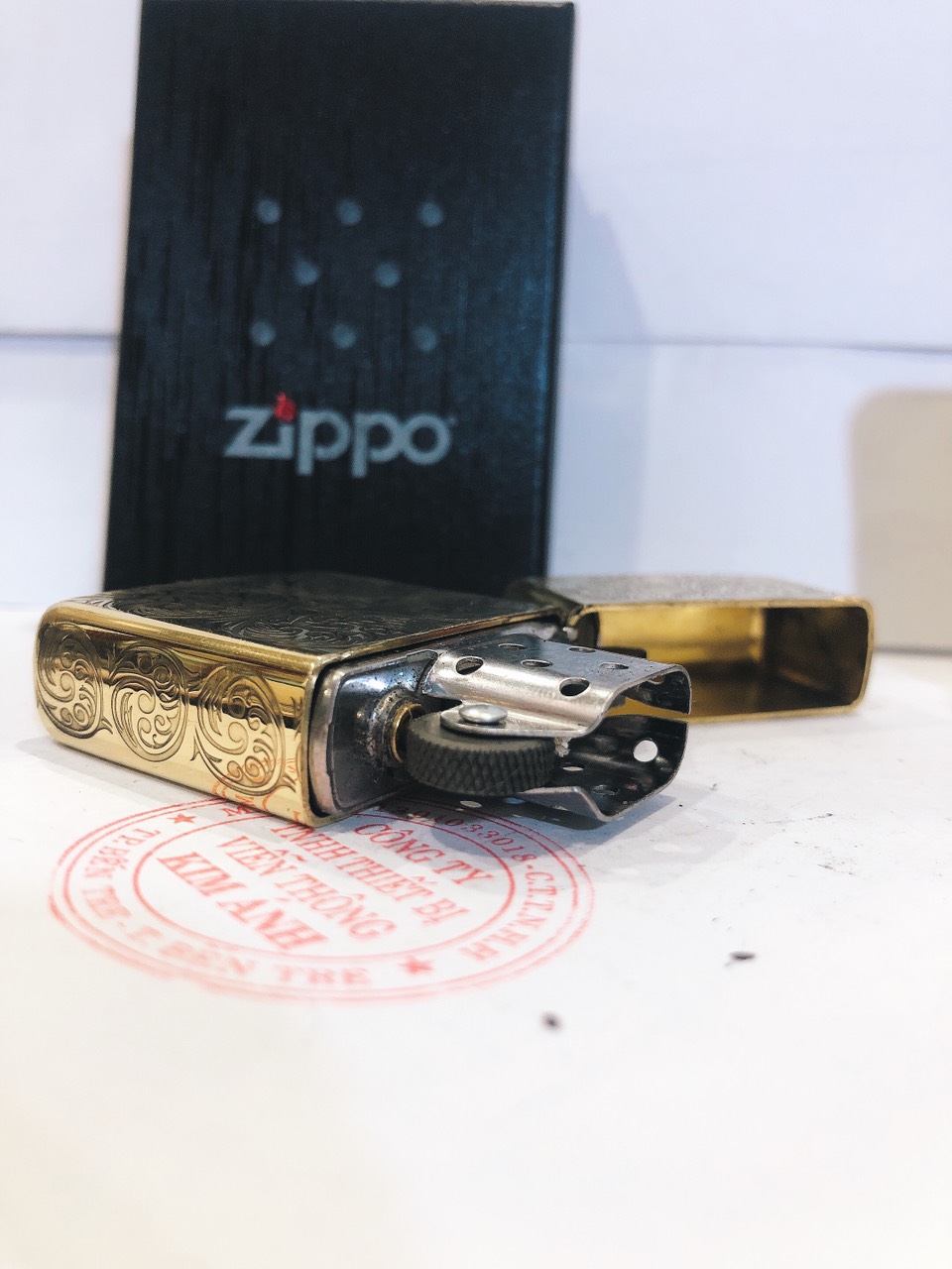 Bật lửa, hộp quẹt Zippo Armor vỏ dầy, khắc ăn mòn mẫu Hoa May Mắn, Hàng loại 1 vỏ bằng đồng có tem đỏ