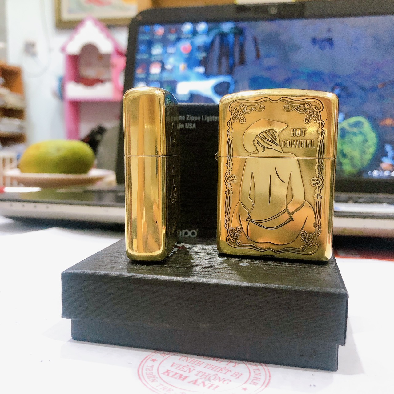Bật lửa Zippo Brass, Armor vỏ dầy khắc chìm cẩn xà cừ mẫu CowGirl, vỏ đồng ruột thép không gỉ