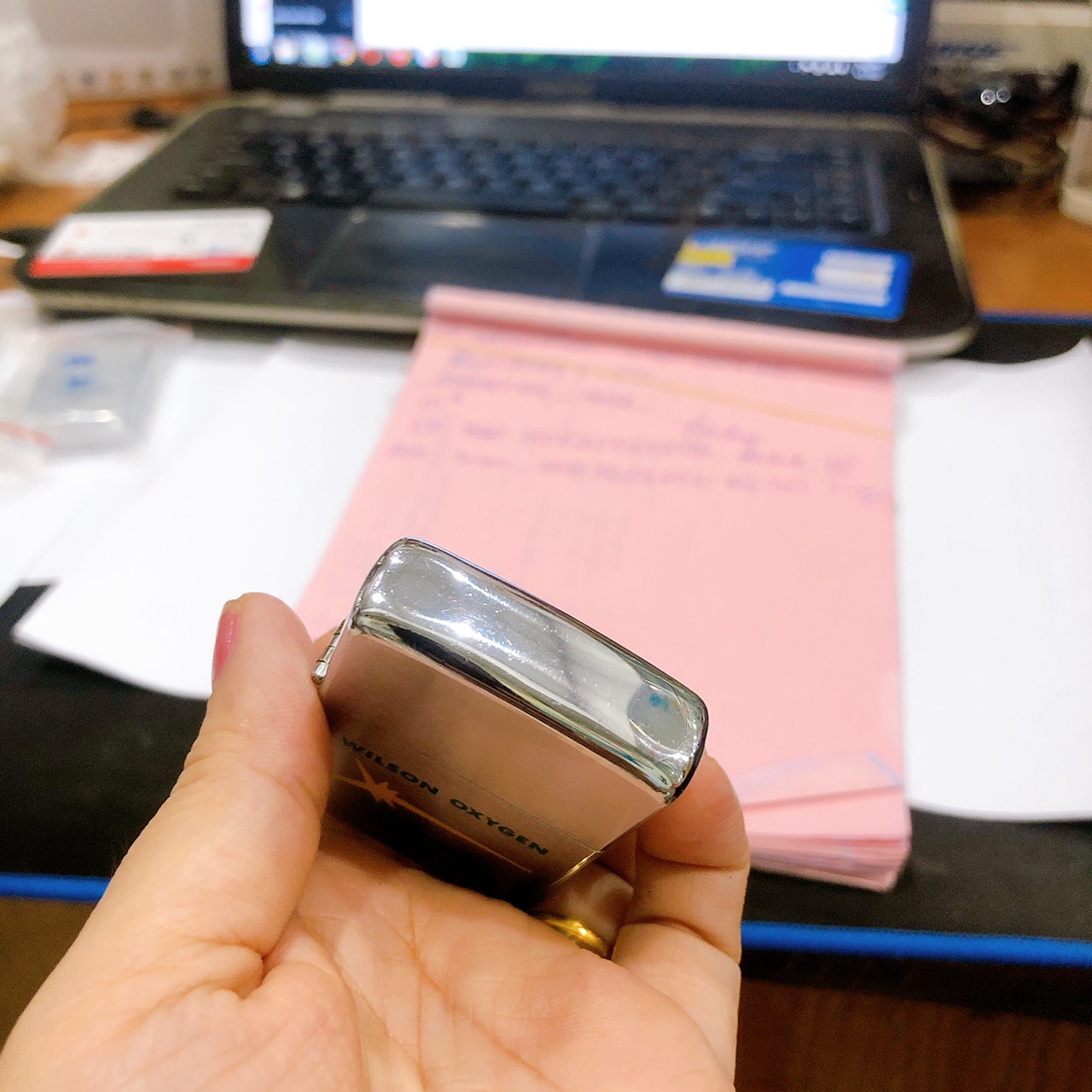 Bật lửa Zippo Mỹ, chữ xéo- mộc ngược, Khắc ăn mòn đổ sơn chủ đề WILSON OXYGEN, sản xuất 1975 Hàng chính hãng