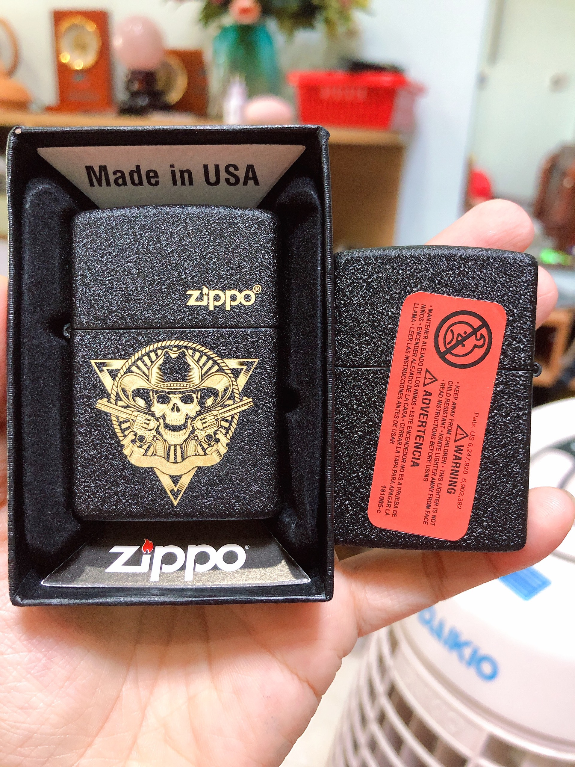 Bật Lửa Zippo Mẫu Đầu Lâu Đen Bụi, Vỏ đồng có tem đỏ