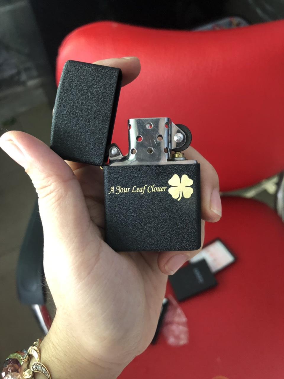 ZIPPO ĐEN BỤI CỎ BỐN LÁ MAY MẮN MAIN, VỎ BẰNG ĐỒNG RUỘT THÉP KHÔNG GỈ