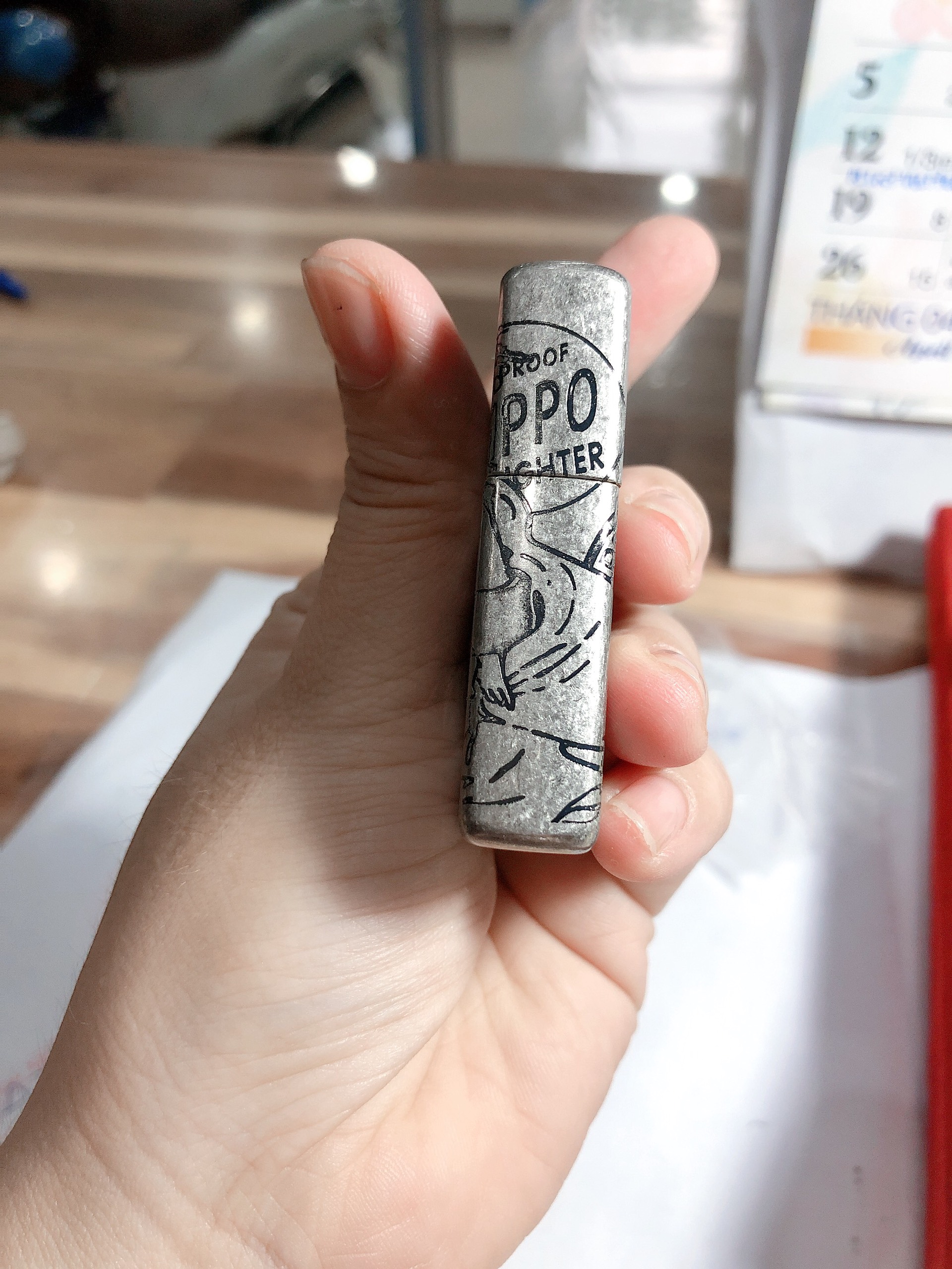 BẬT LỬA ZIPPO KHẮC CHÌM MẪU WINDY GIRL, MÀU BẠC, LOẠI GIẢ CỔ