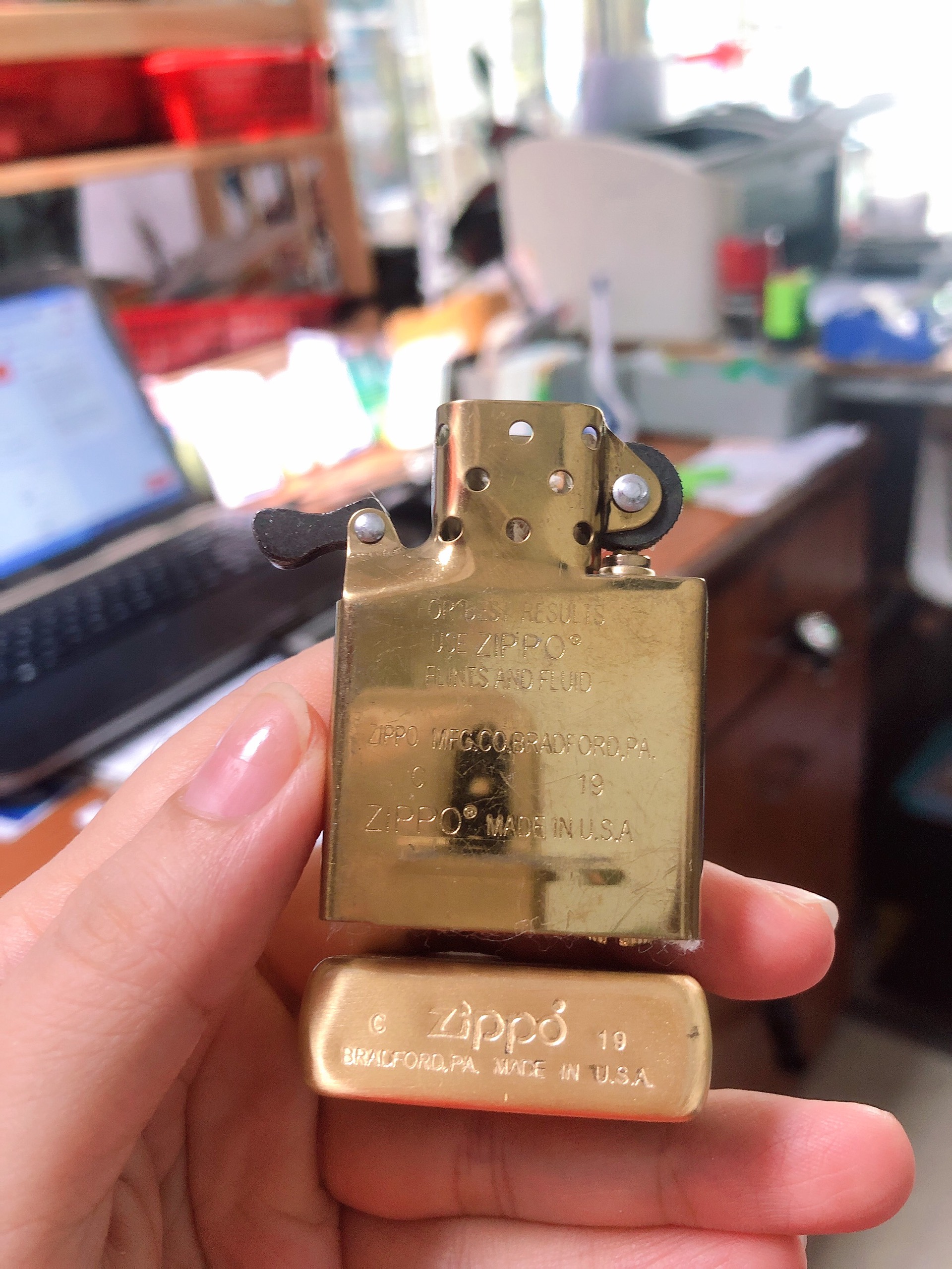 Bật lửa, hộp quẹt Zippo Armor vỏ dầy khắc ăn mòn đổ sơn chủ đề Mắt Rồng Đỏ, Vỏ bằng đồng có tem đỏ