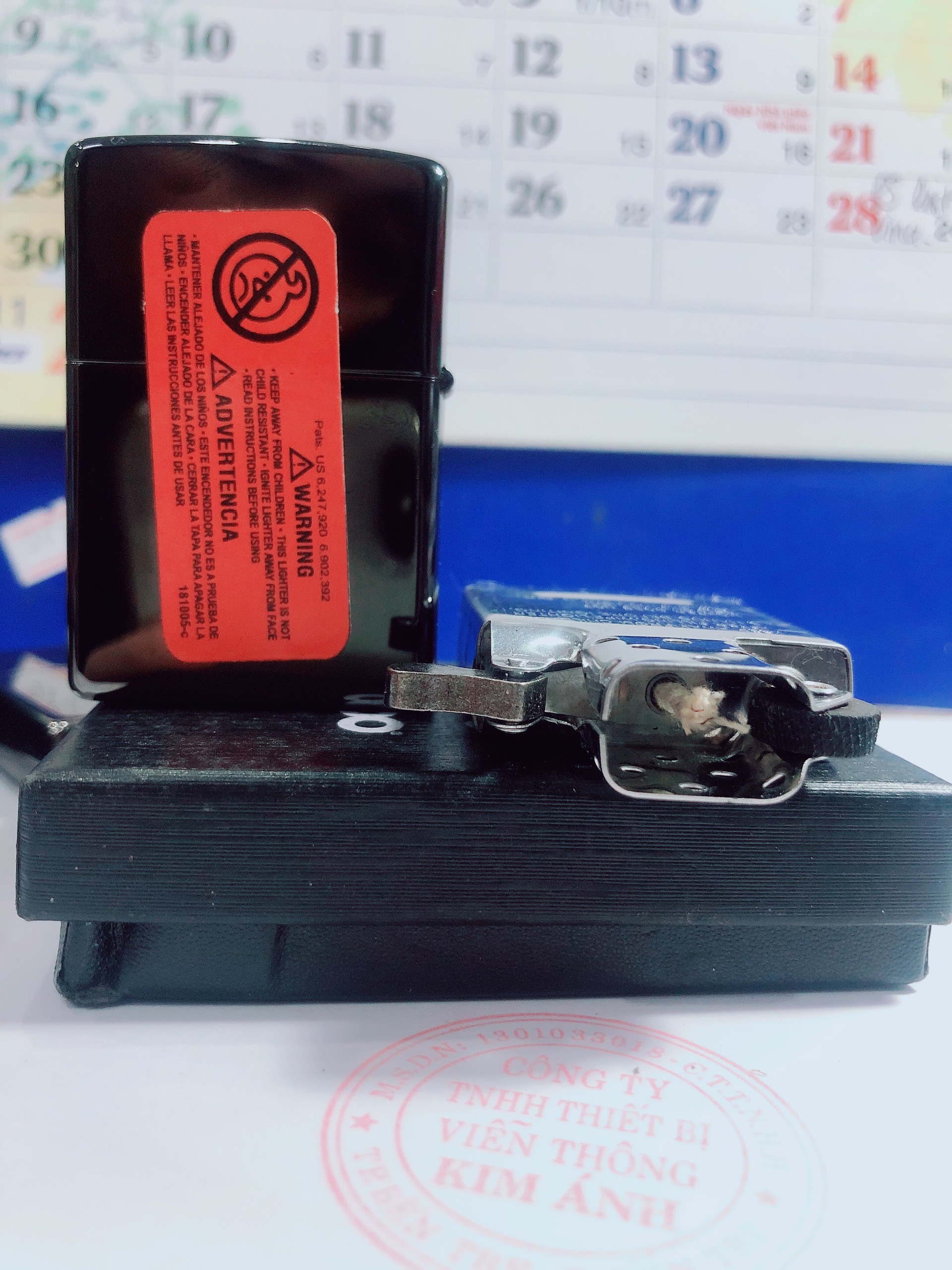 Bật lửa Zippo màu Đen bóng in Logo, Vỏ bằng đồng ruột thép không gỉ có tem đỏ