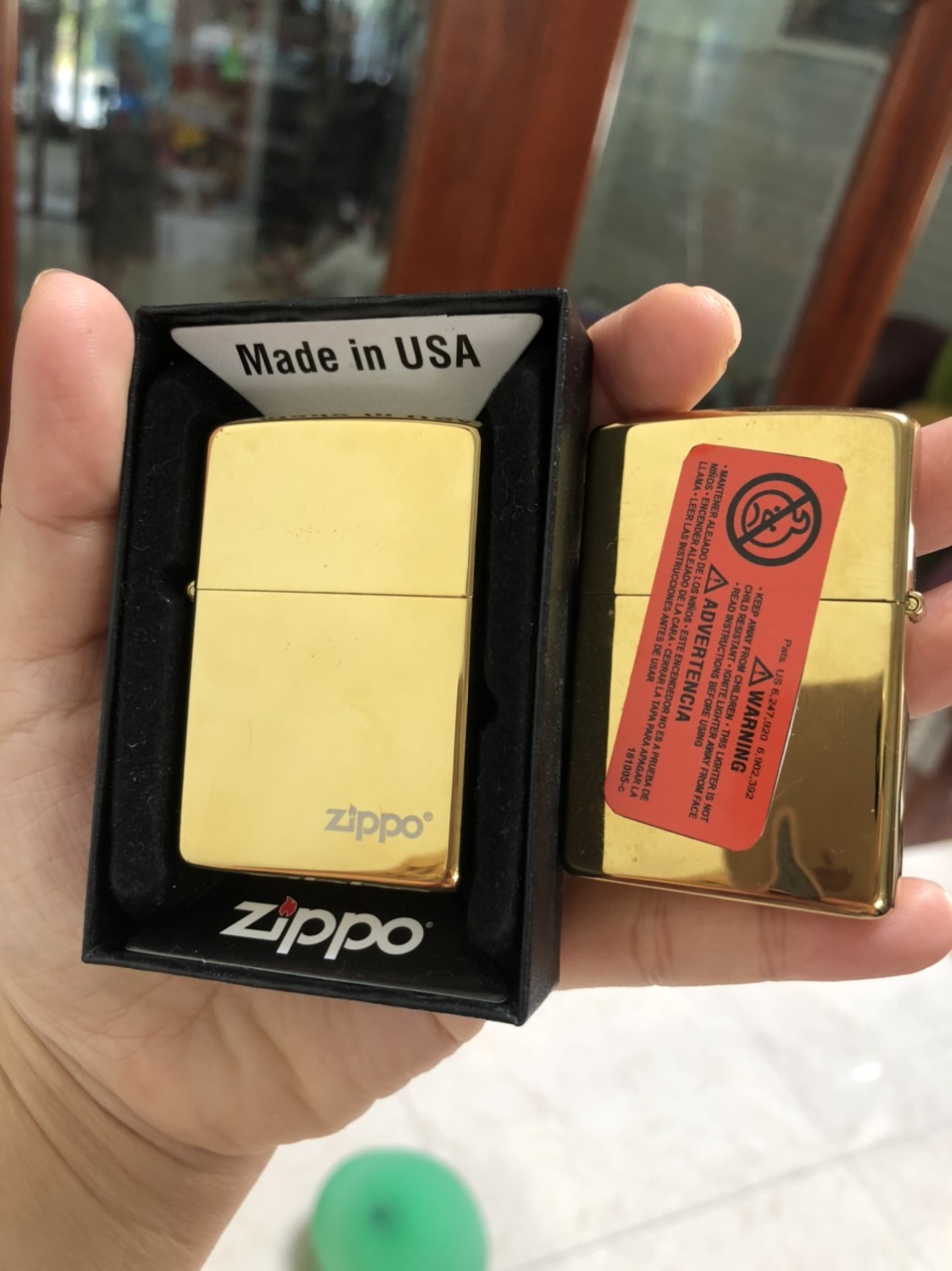 La Mã - Bật Lửa Zippo Màu Vàng Loại Trơn Bóng, Mộc La Mã, Vỏ bằng đồng ruột thép có tem đỏ