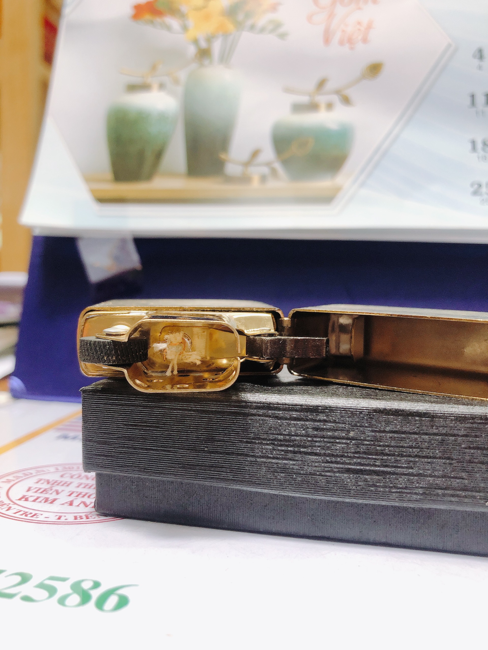 LA MÃ - BẬT LỬA ZIPPO MÀU VÀNG  LOẠI XƯỚC NGANG, Mọc La mã, Vỏ bằng đồng ruột thép có tem đỏ
