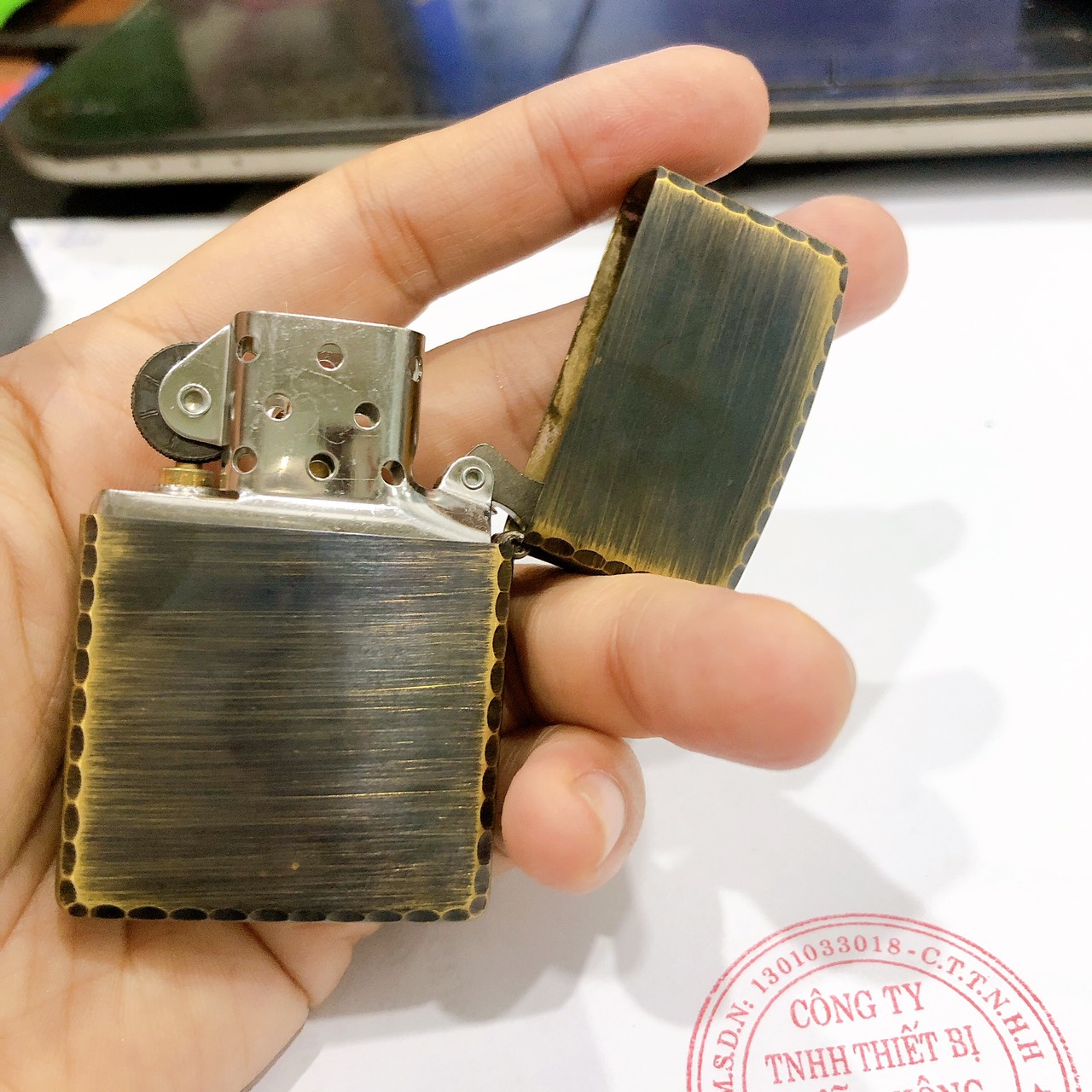 Bật lửa Zippo Mỹ gõ búa viền cạnh, eblem Marlboro, chất liệu đồng nguyên chất, Hàng chính hãng