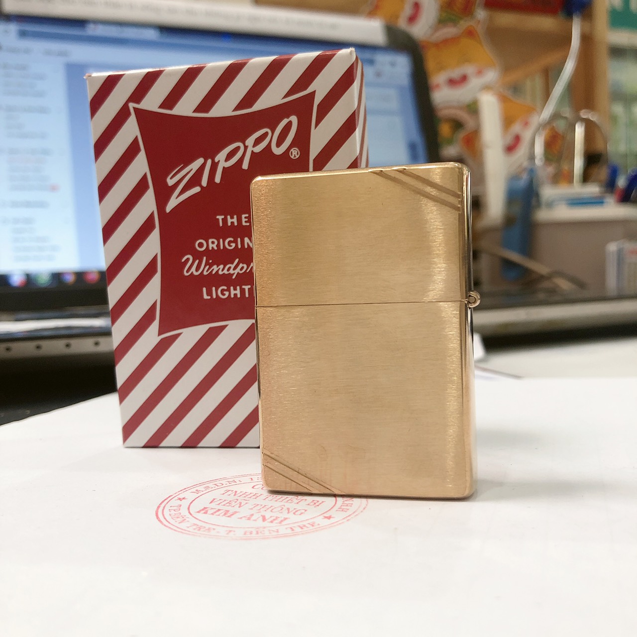 Bật lửa Zippo Mỹ Vintage Brushed Brass - đầu bằng đít bằng, Eblem Bò Cạp Solid Brass đồng nguyên chất, Hàng chính hãng