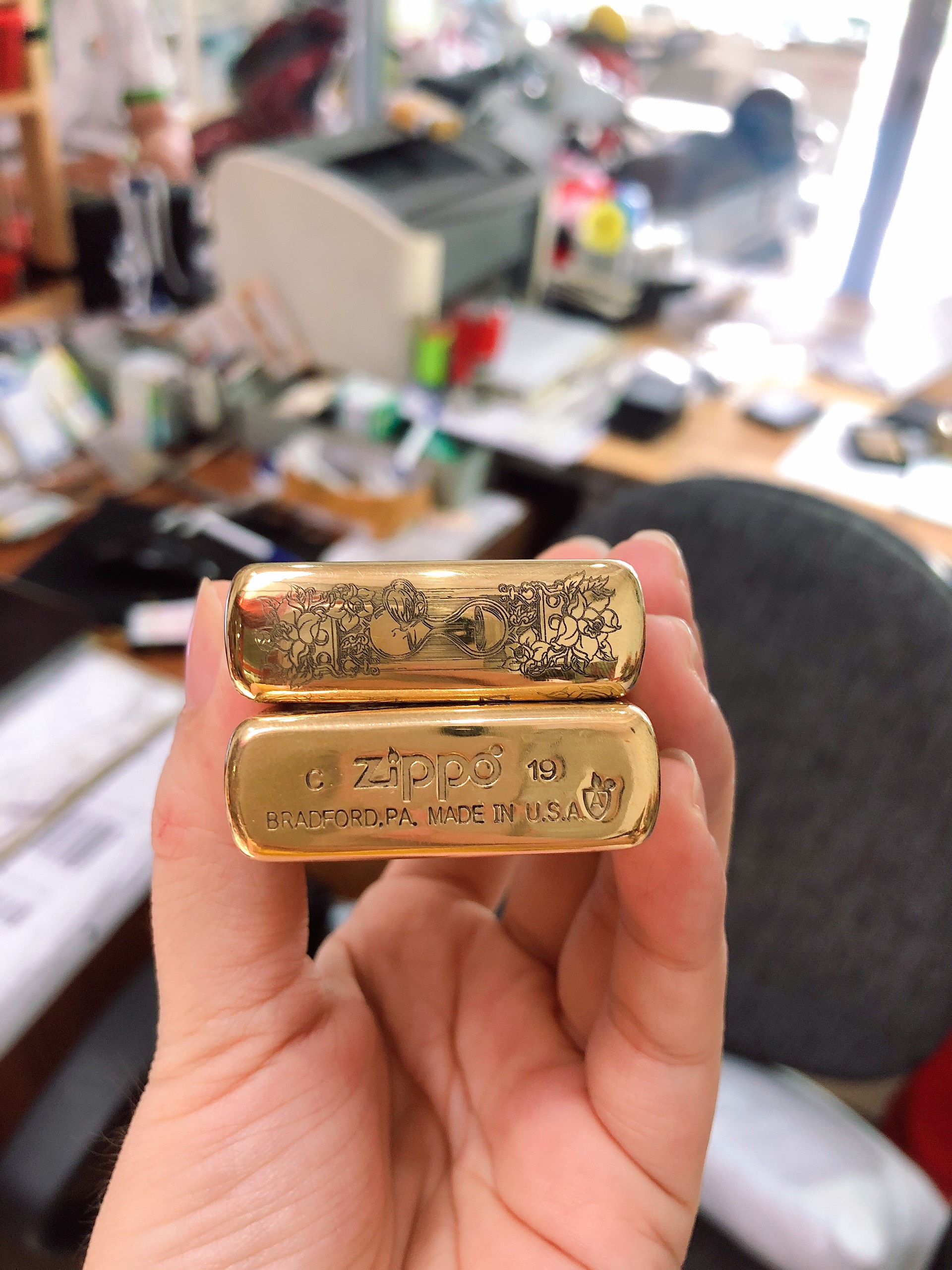 BẬT LỬA ZIPPO ARMOR VỎ DẦY KHẮC CHÌM CÔ GÁI ĐẦU LÂU - RUỘT TRẮNG