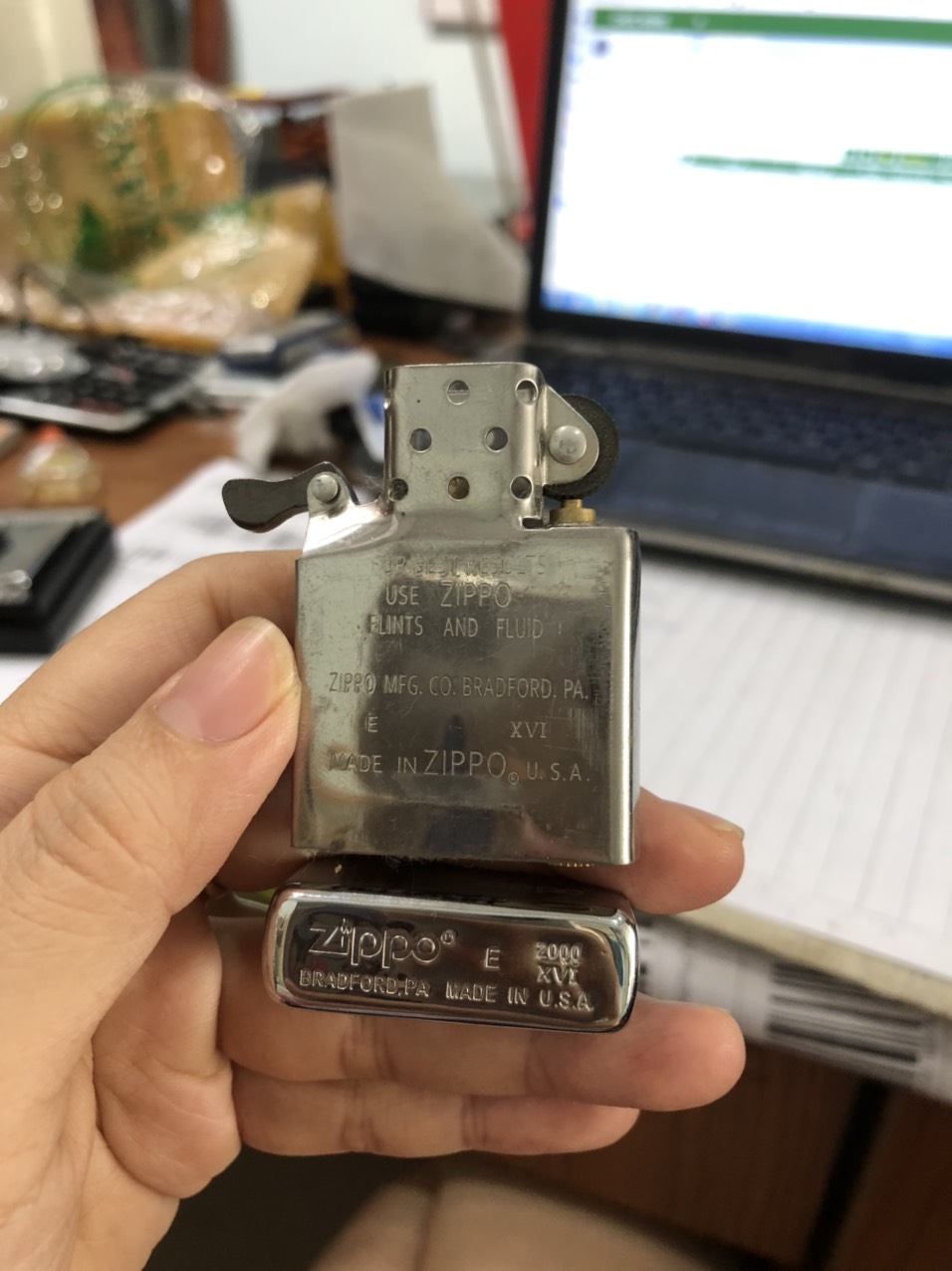 La Mã - Bật Lửa Zippo Màu Trắng Bạc Loại Trơn Bóng, Mộc La Mã, Vỏ bằng đồng ruột thép không gỉ, có tem đỏ