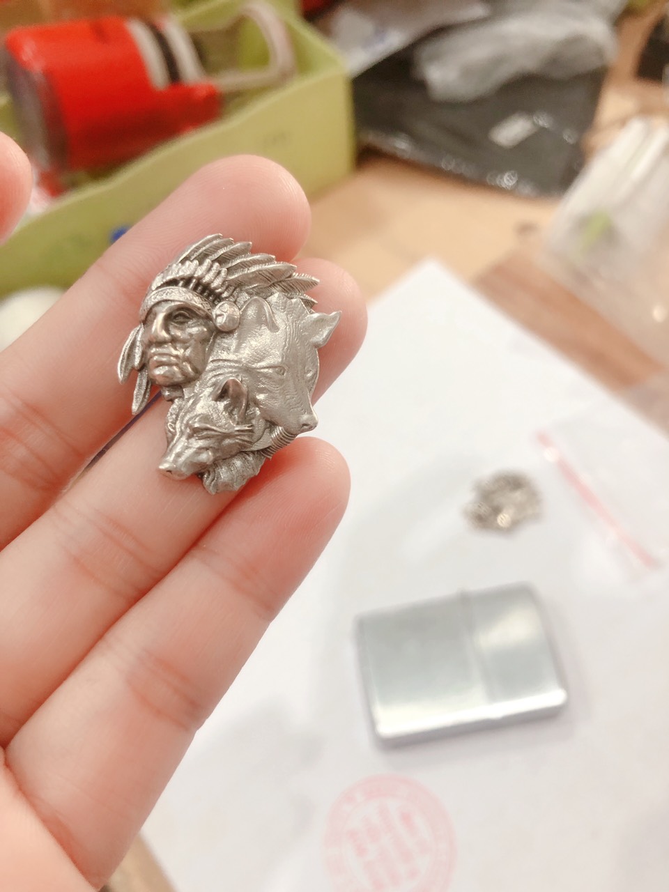 Miếng dán Eblem trang trí Zippo Mỹ chủ đề Thổ Dân và Chó Sói chất liệu bạc 925, Chuẩn Zin sản xuất Mexico