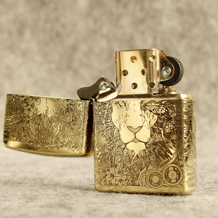 BẬT LỬA ZIPPO AMORR VỎ DÀY KHẮC ĂN MÒN 5 MẶT SƯ TỬ MẮT HOA MÀU VÀNG- VỎ ĐỒNG CÓ TEM ĐỎ